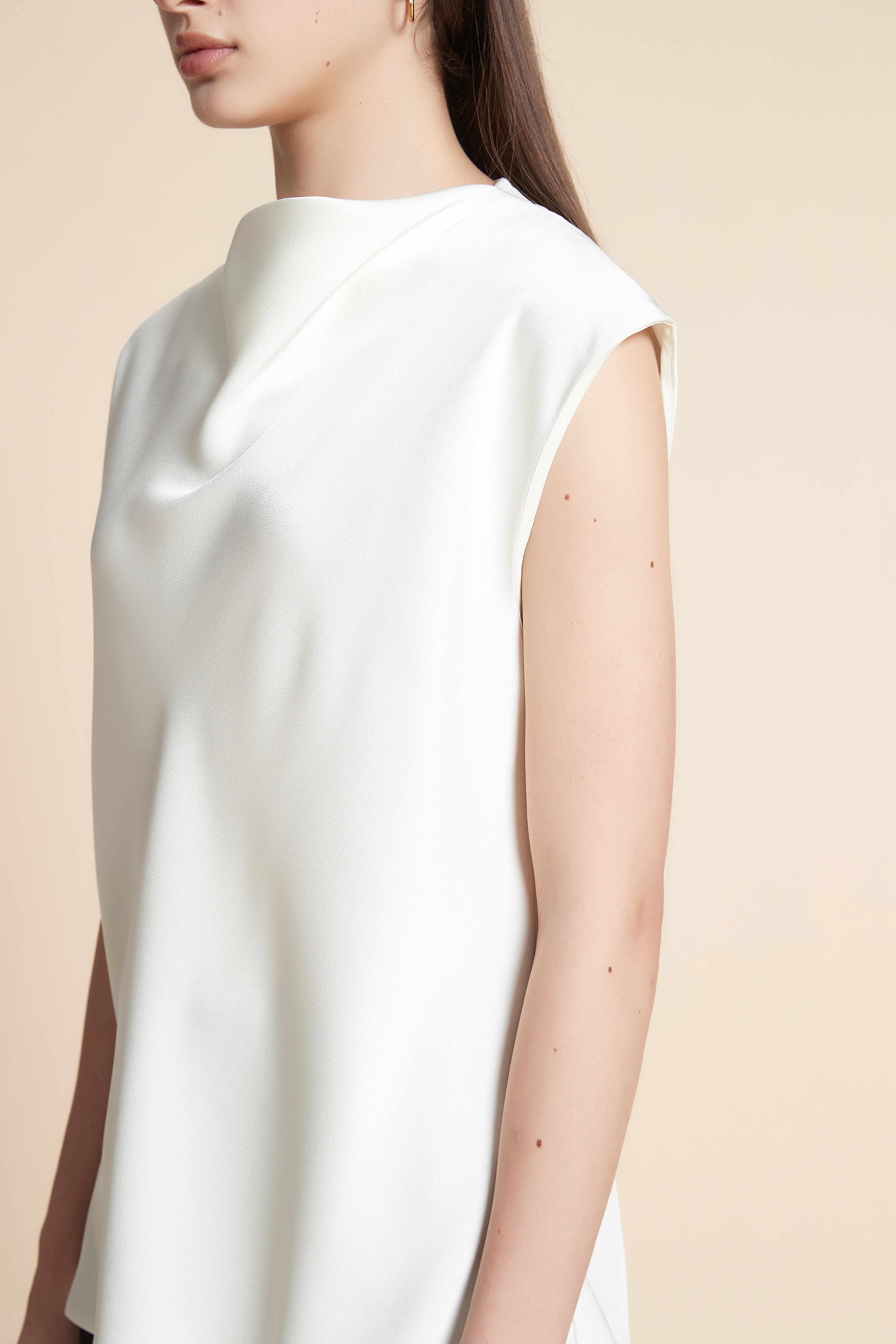 بلوزة سادة أكمام قصيرة