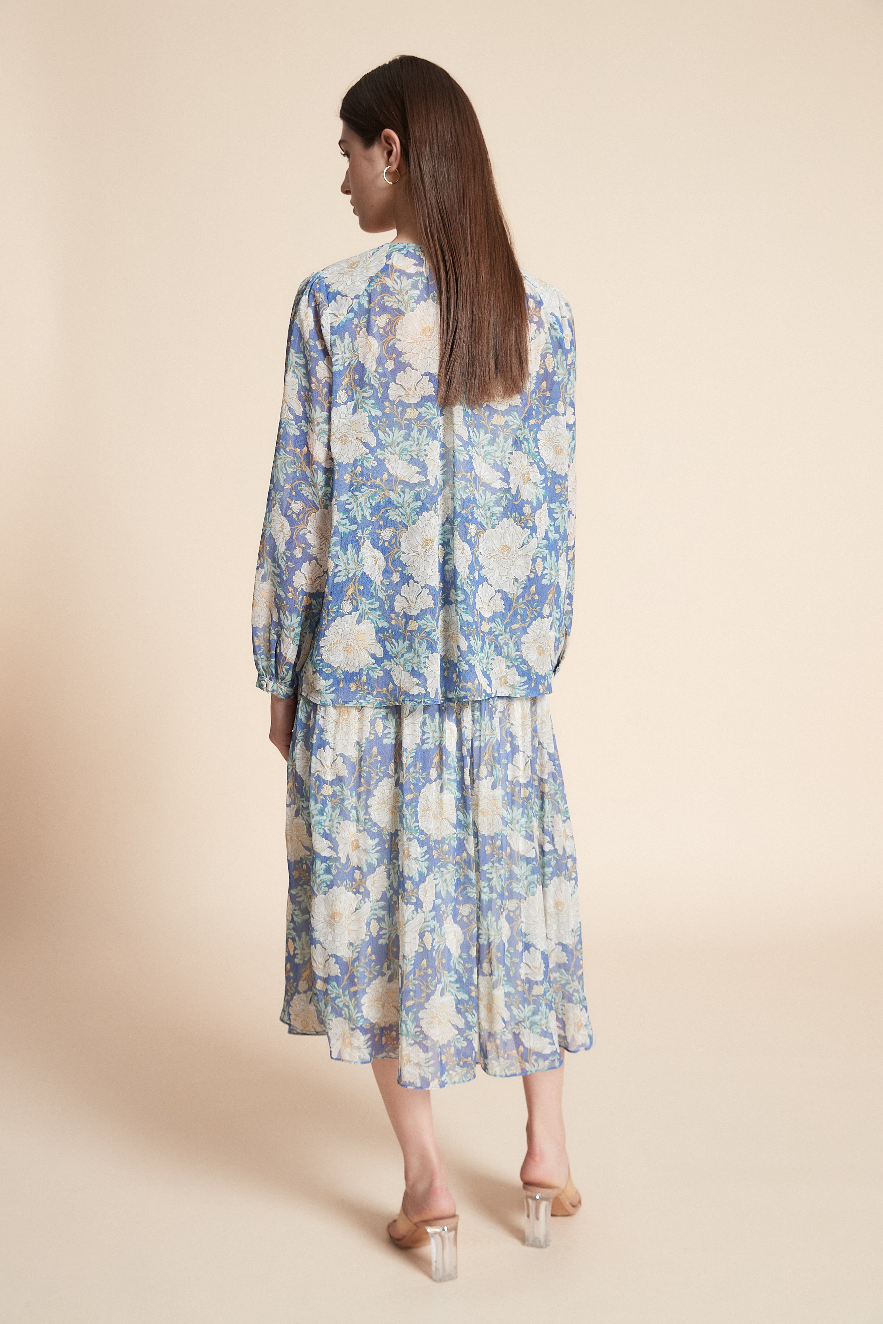 بلوزة بطول الخصر منقوشة كم طويل