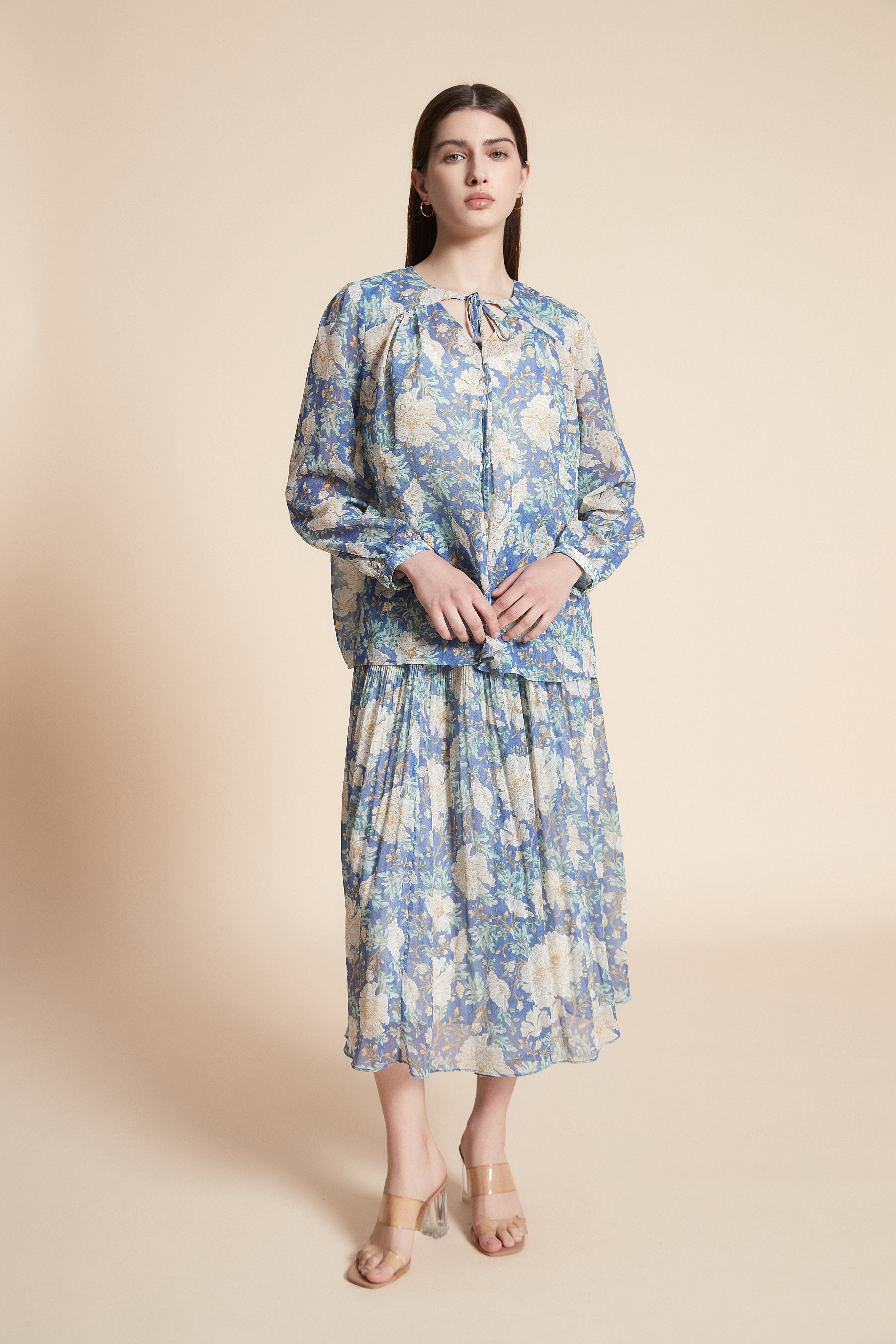 بلوزة بطول الخصر منقوشة كم طويل