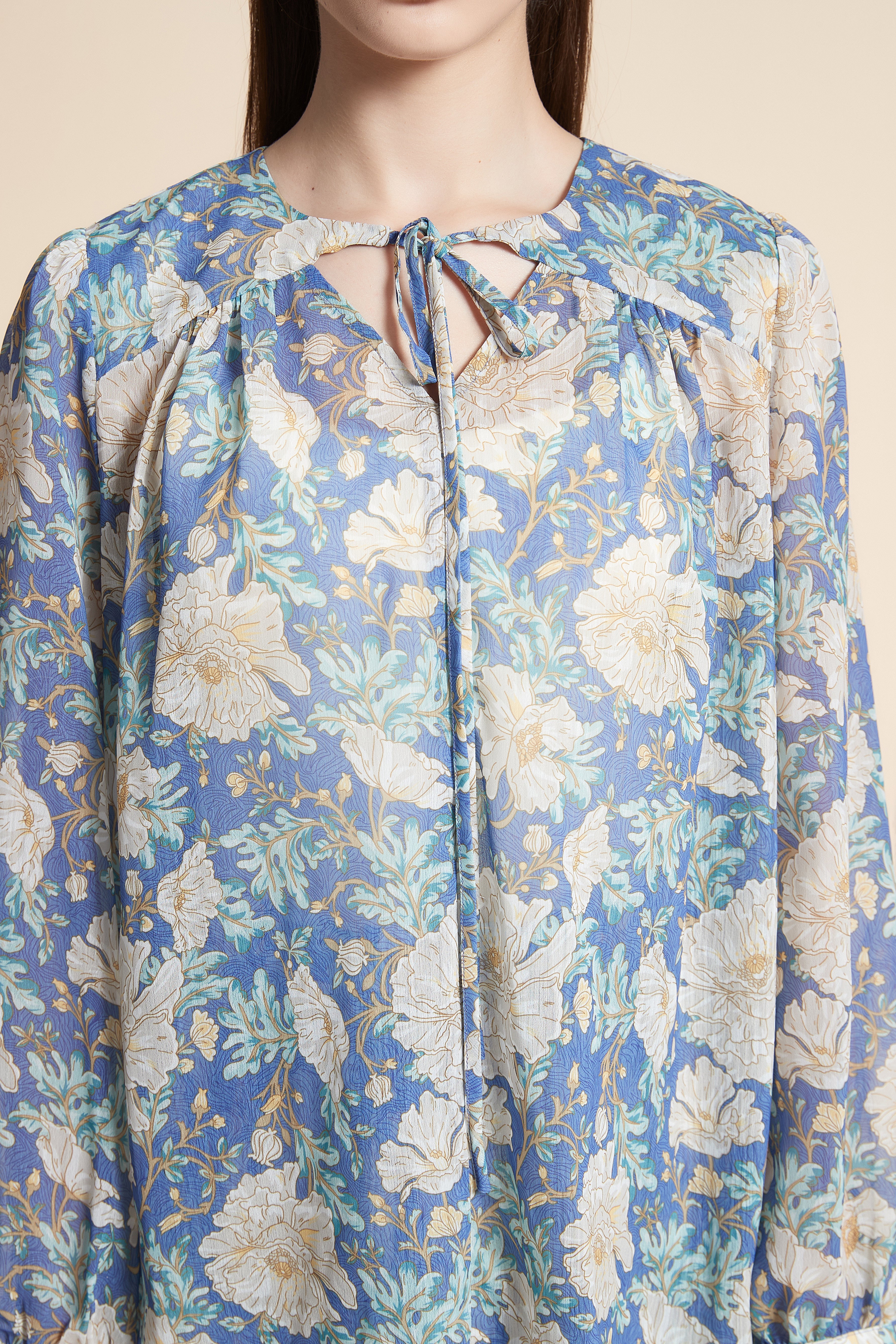 بلوزة بطول الخصر منقوشة كم طويل