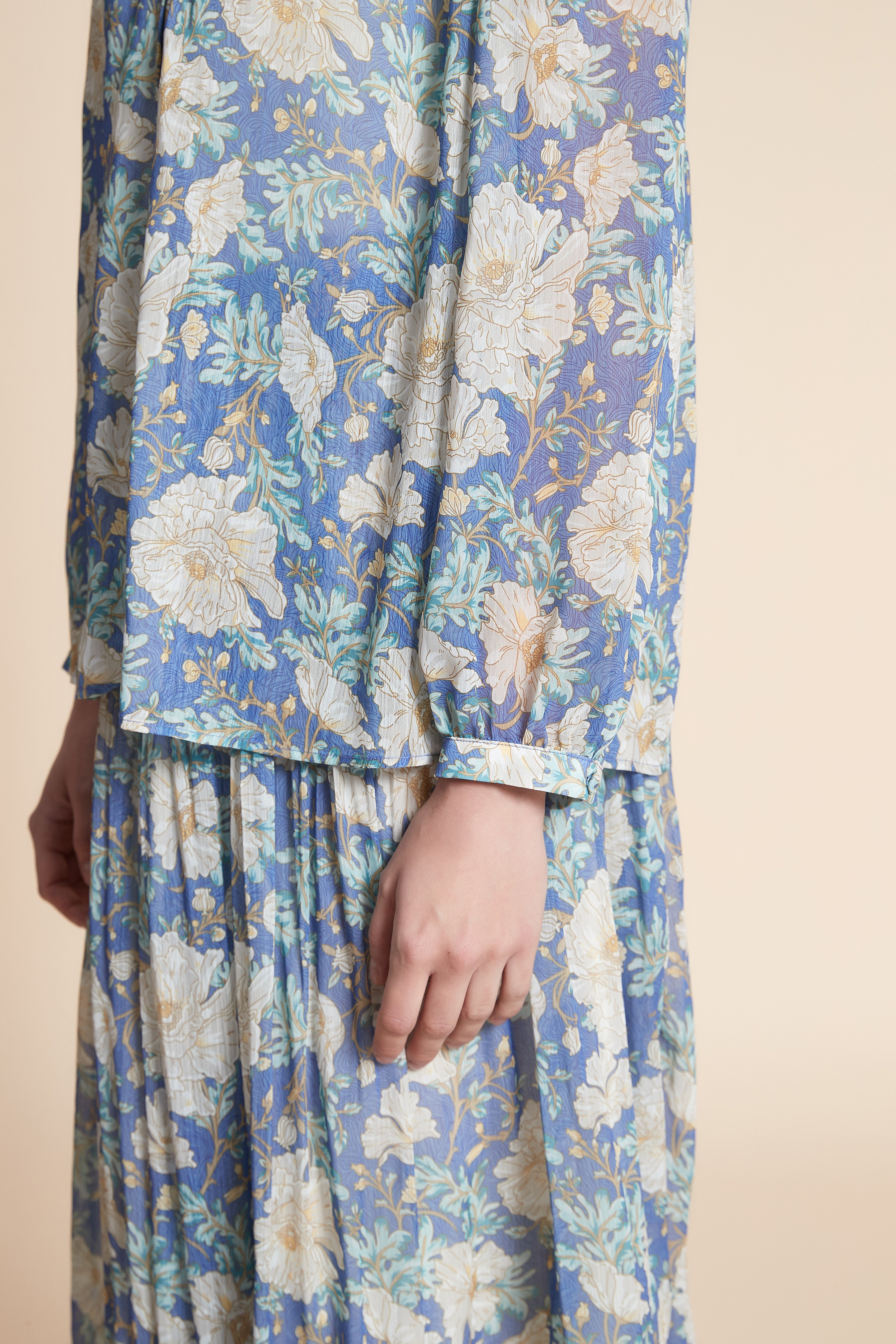 بلوزة بطول الخصر منقوشة كم طويل