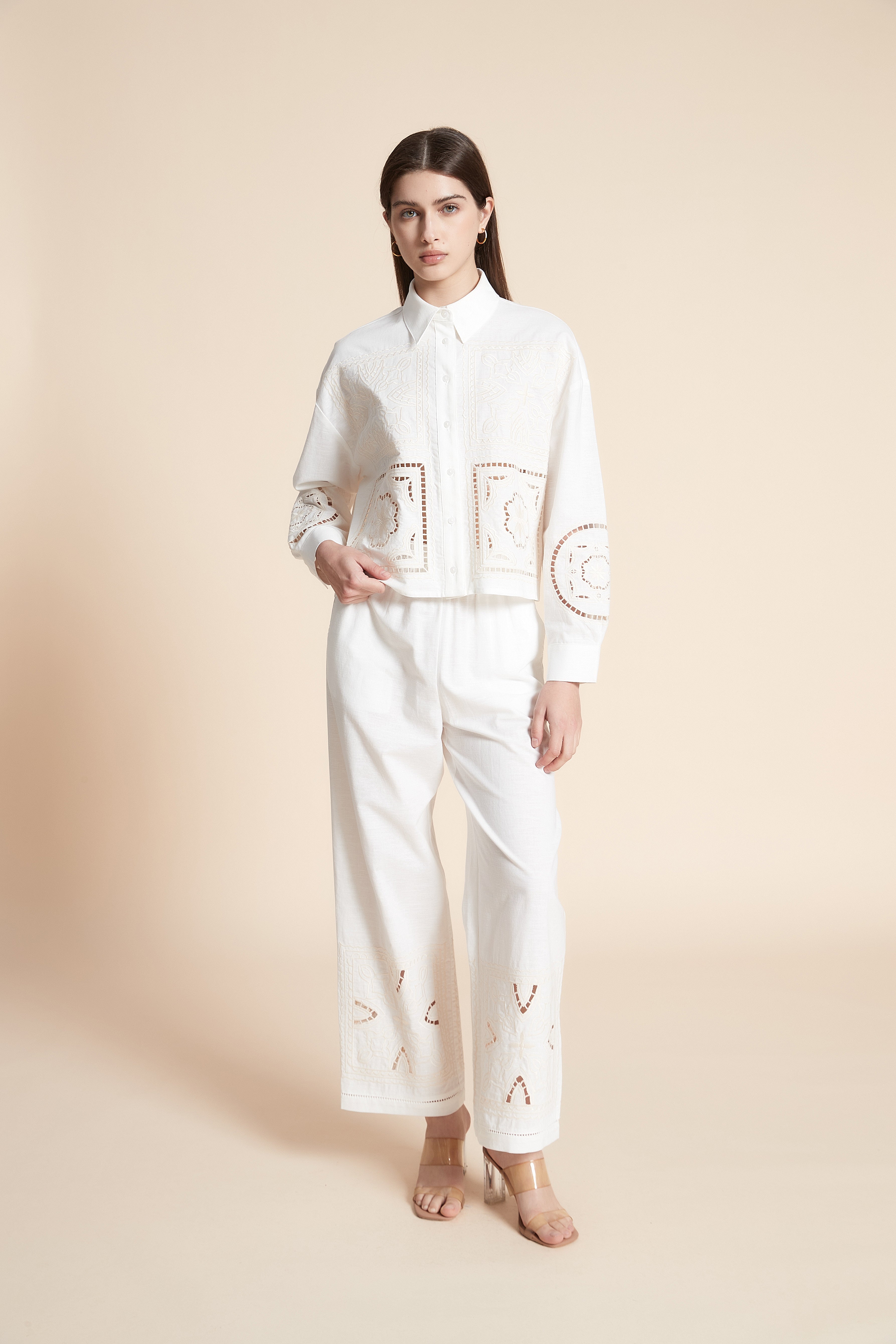 قميص قصير مطرز كم طويل