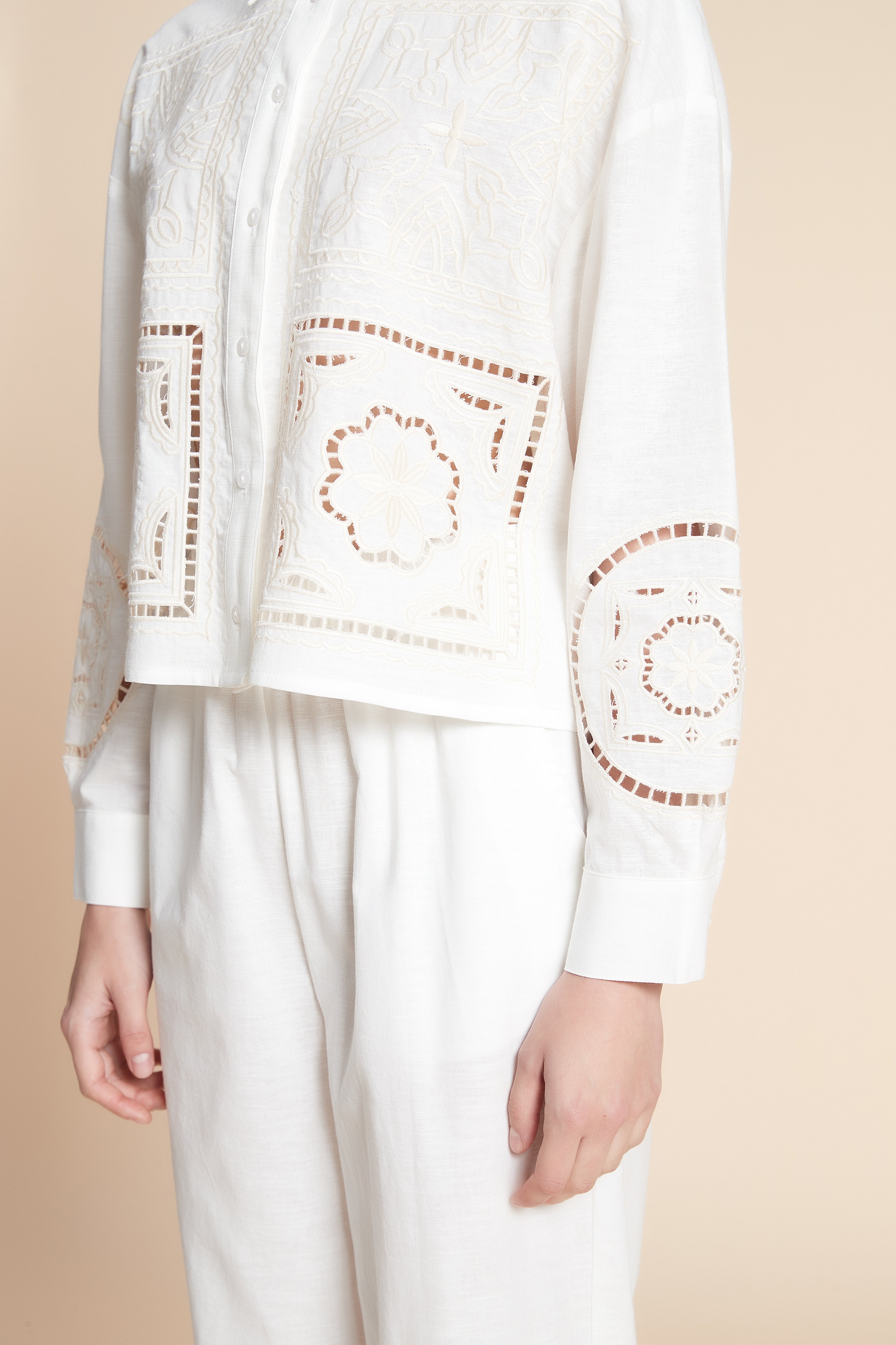 قميص قصير مطرز كم طويل