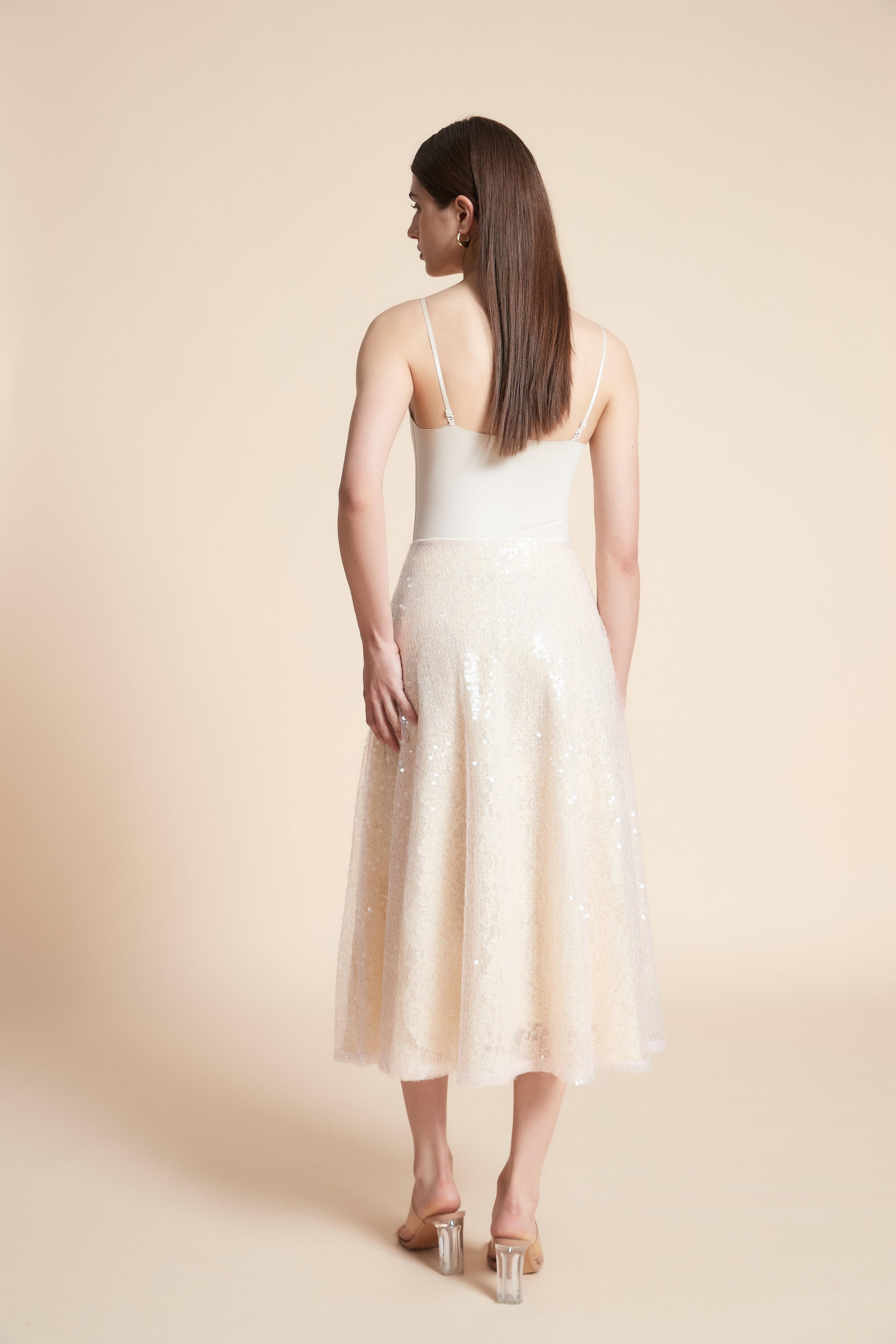 تنورة ميدي لامعة قصة واسعة