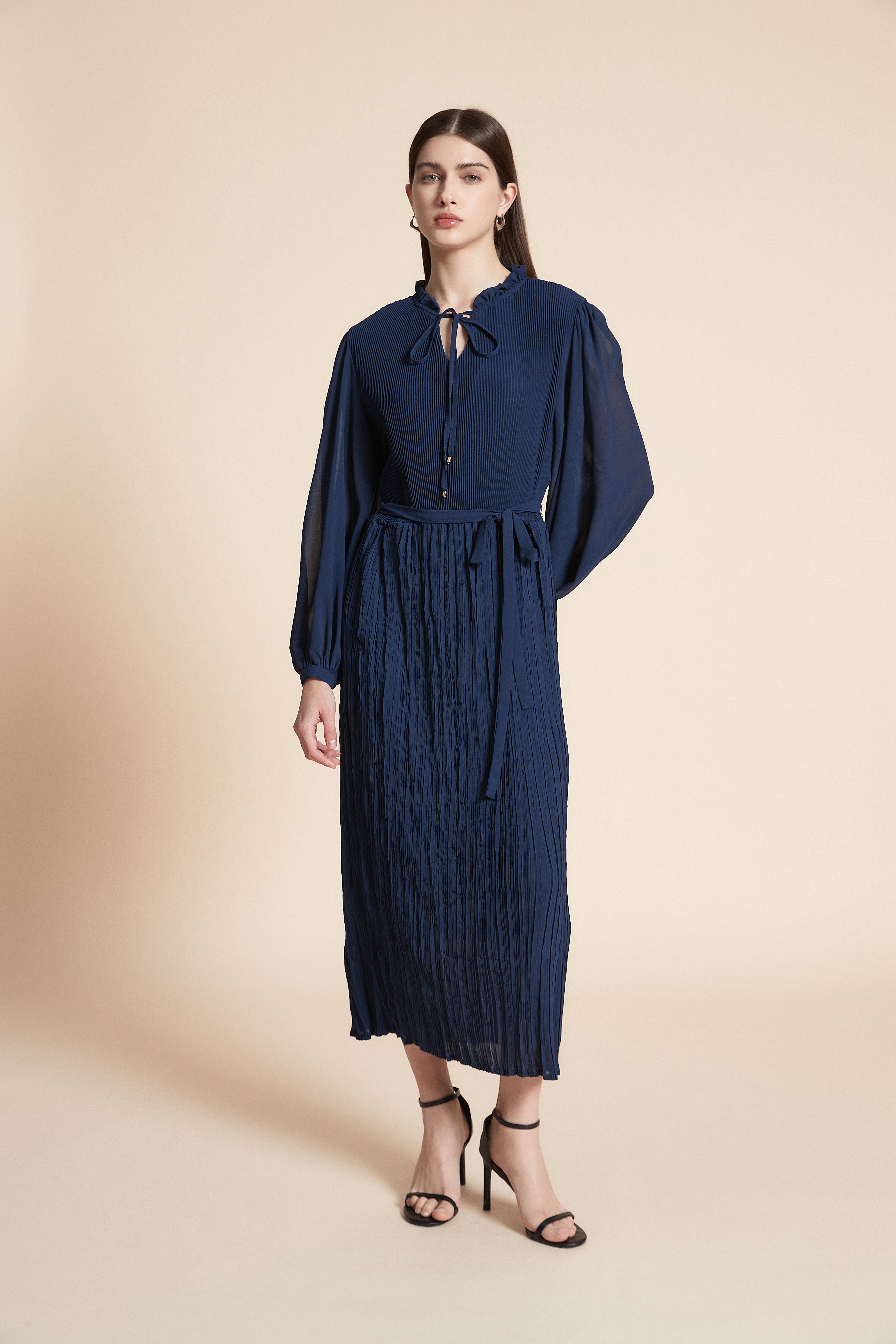 فستان ميدي سادة مكشكش كم طويل