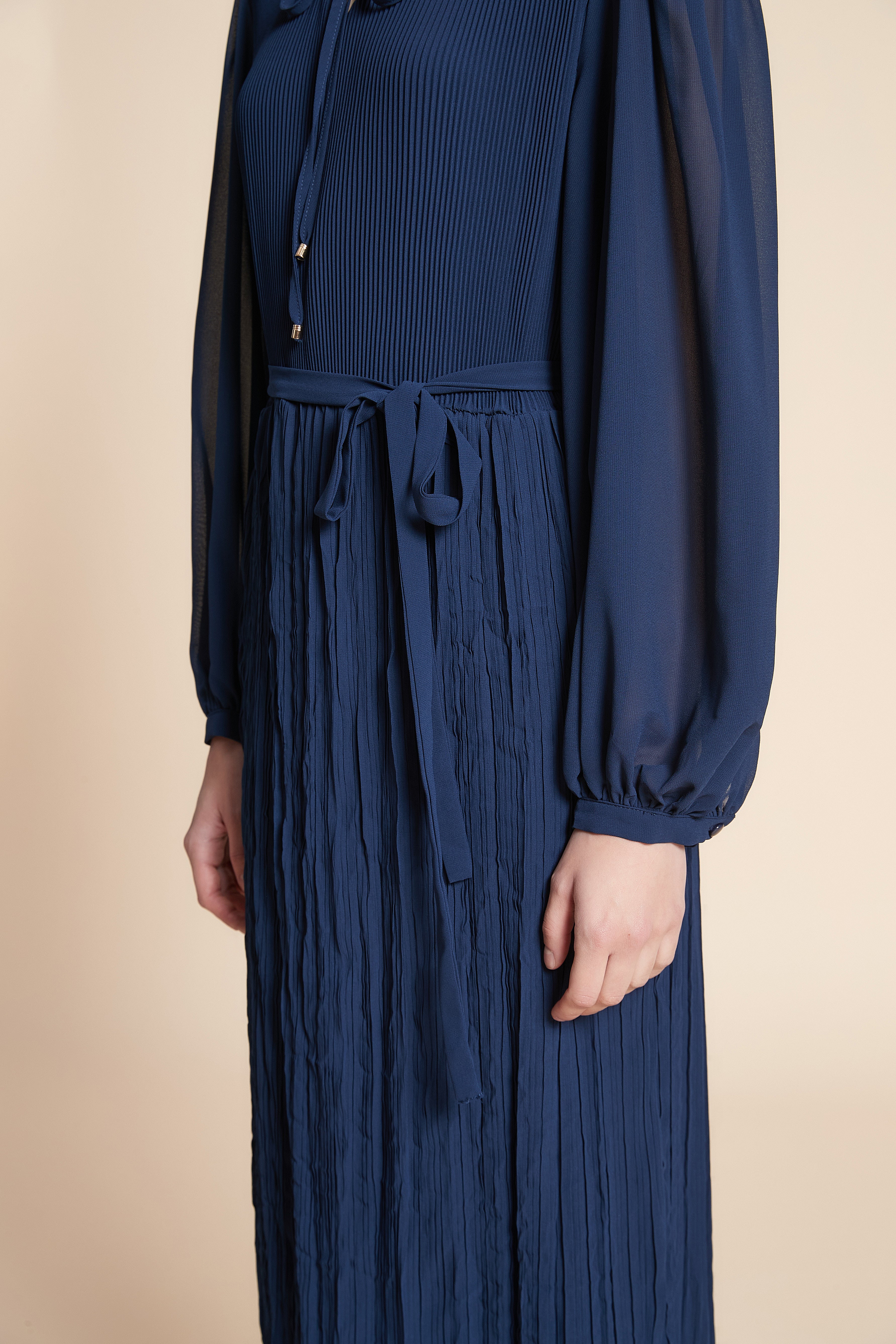 فستان ميدي سادة مكشكش كم طويل