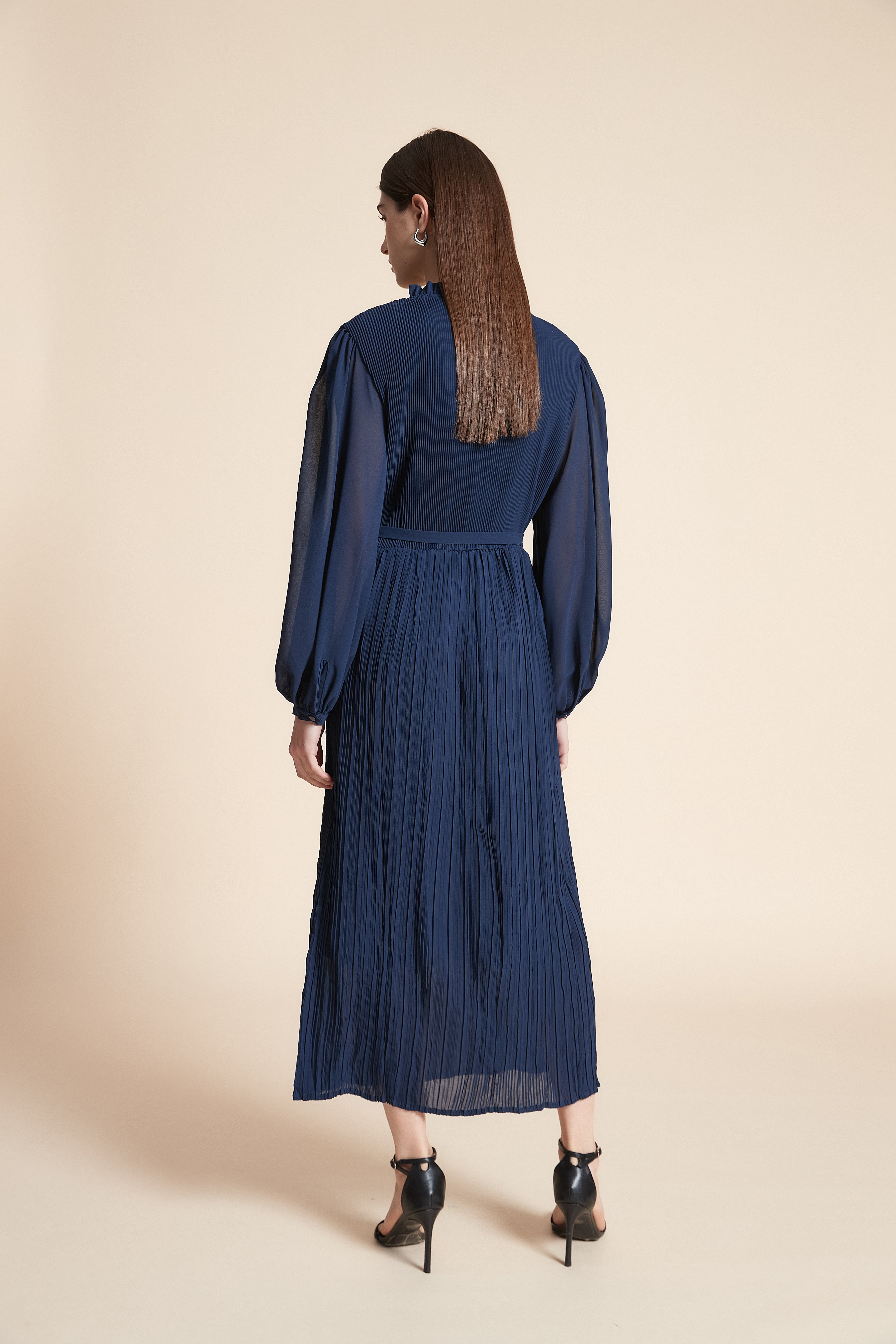 فستان ميدي سادة مكشكش كم طويل