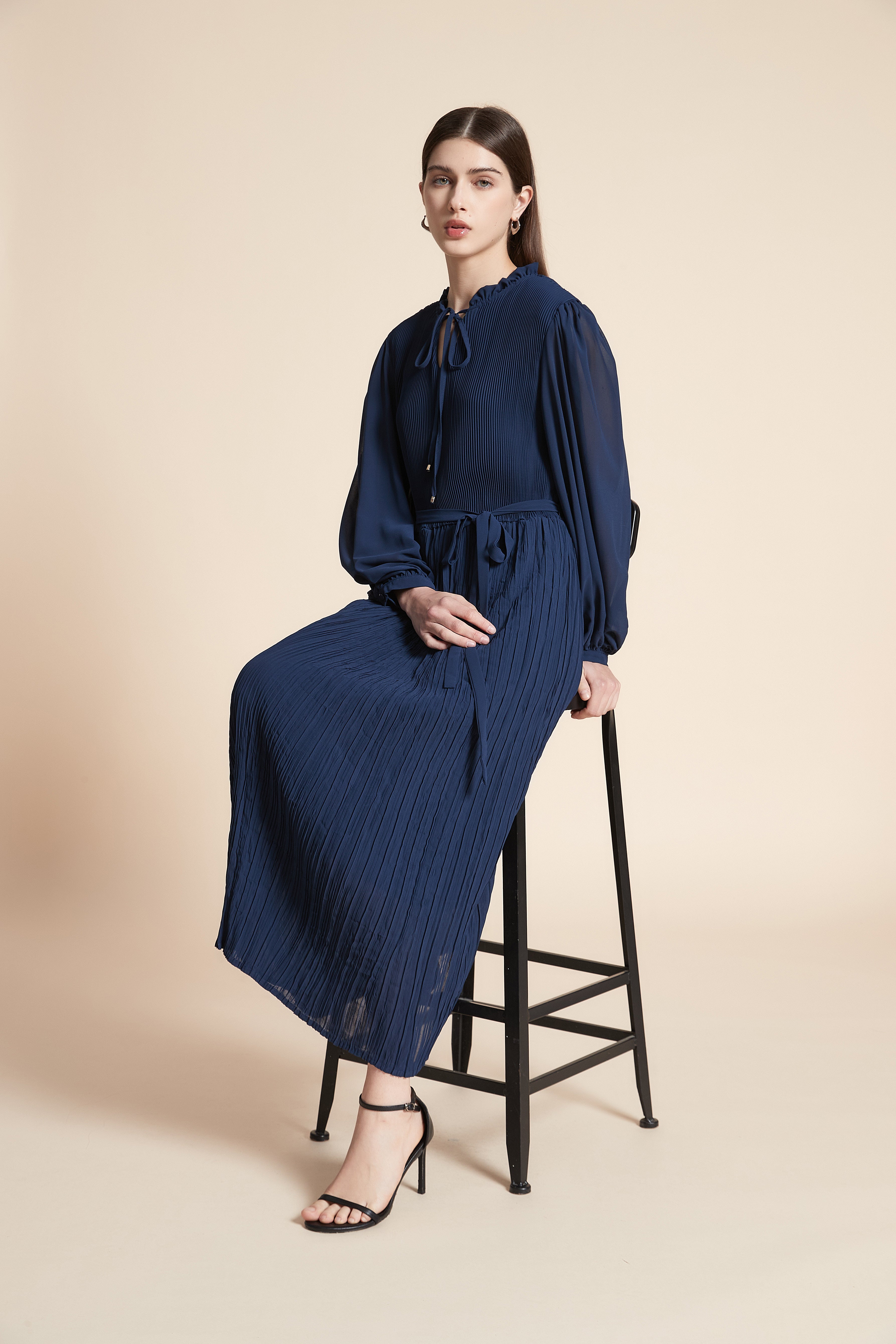 فستان ميدي سادة مكشكش كم طويل