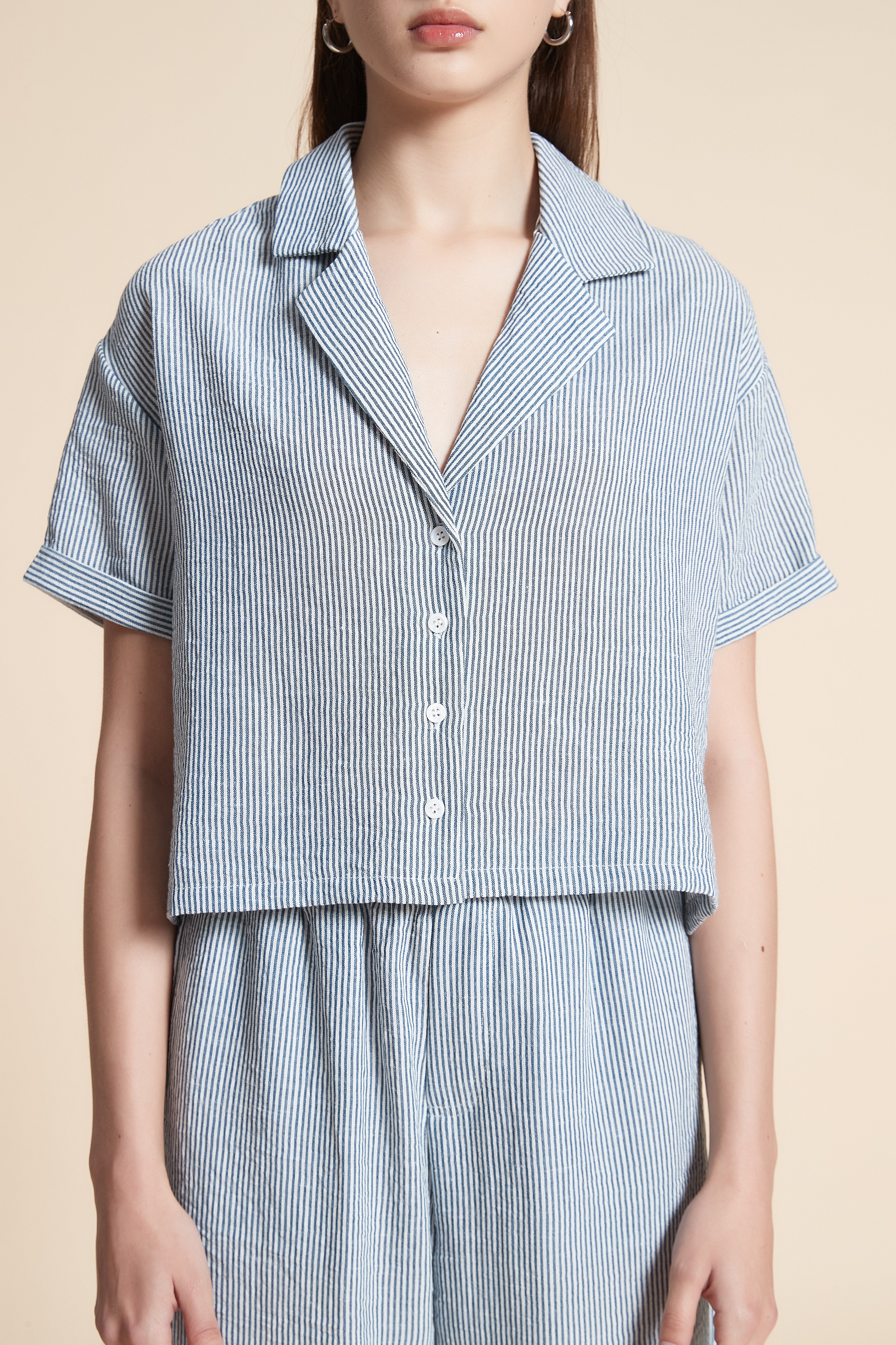 بلوزة قصيرة مقلمة كم قصير