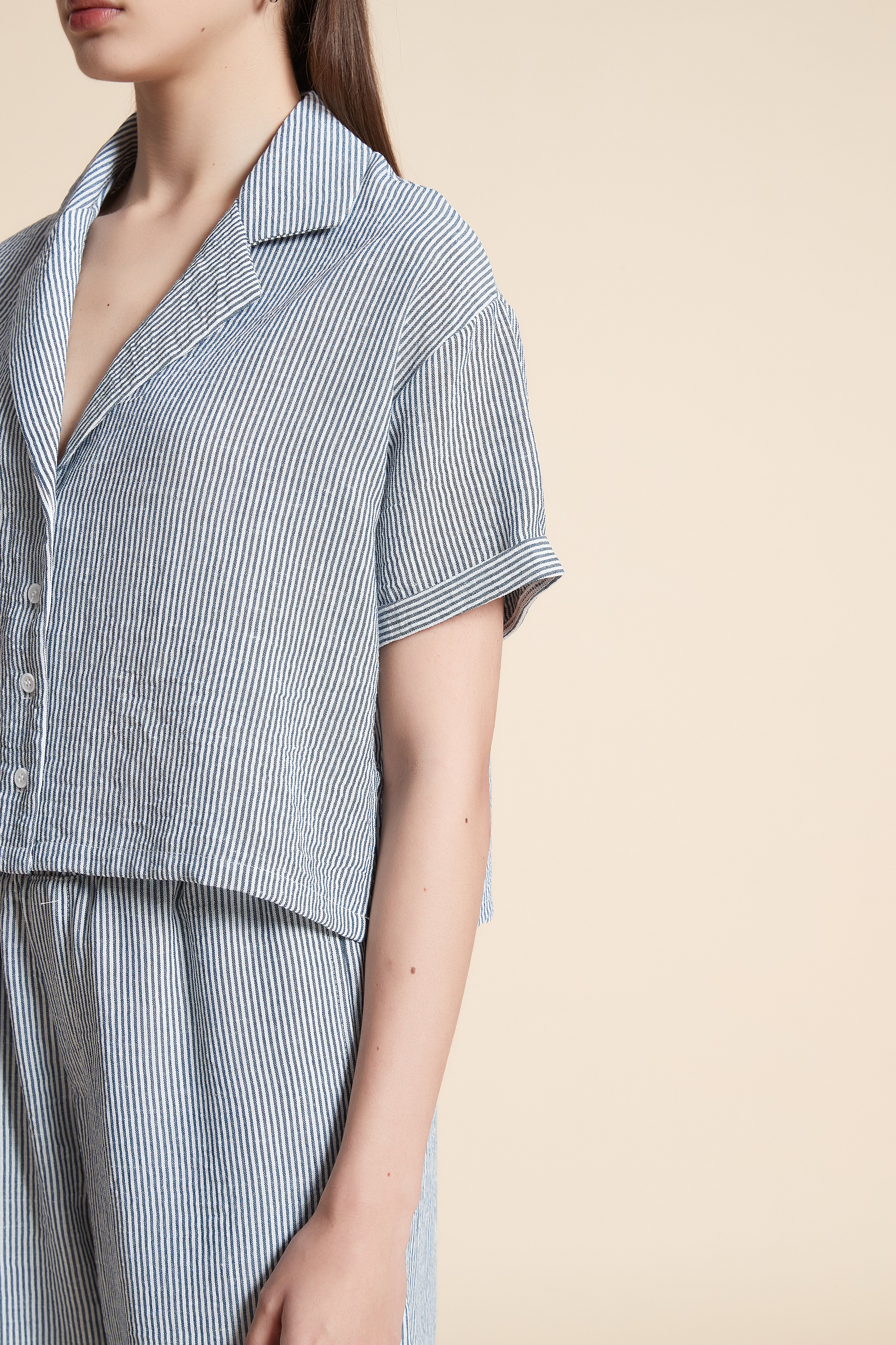 بلوزة قصيرة مقلمة كم قصير