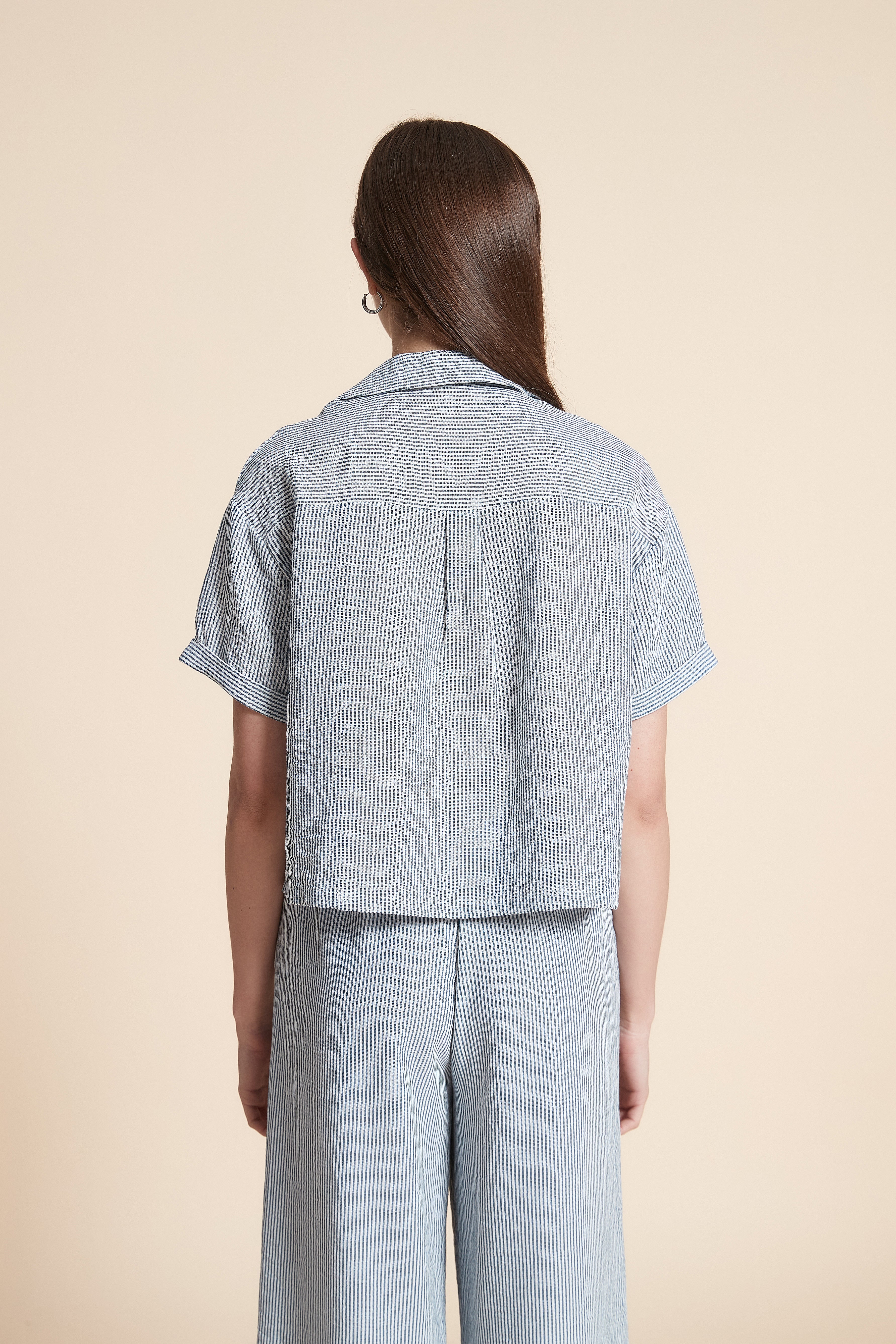 بلوزة قصيرة مقلمة كم قصير