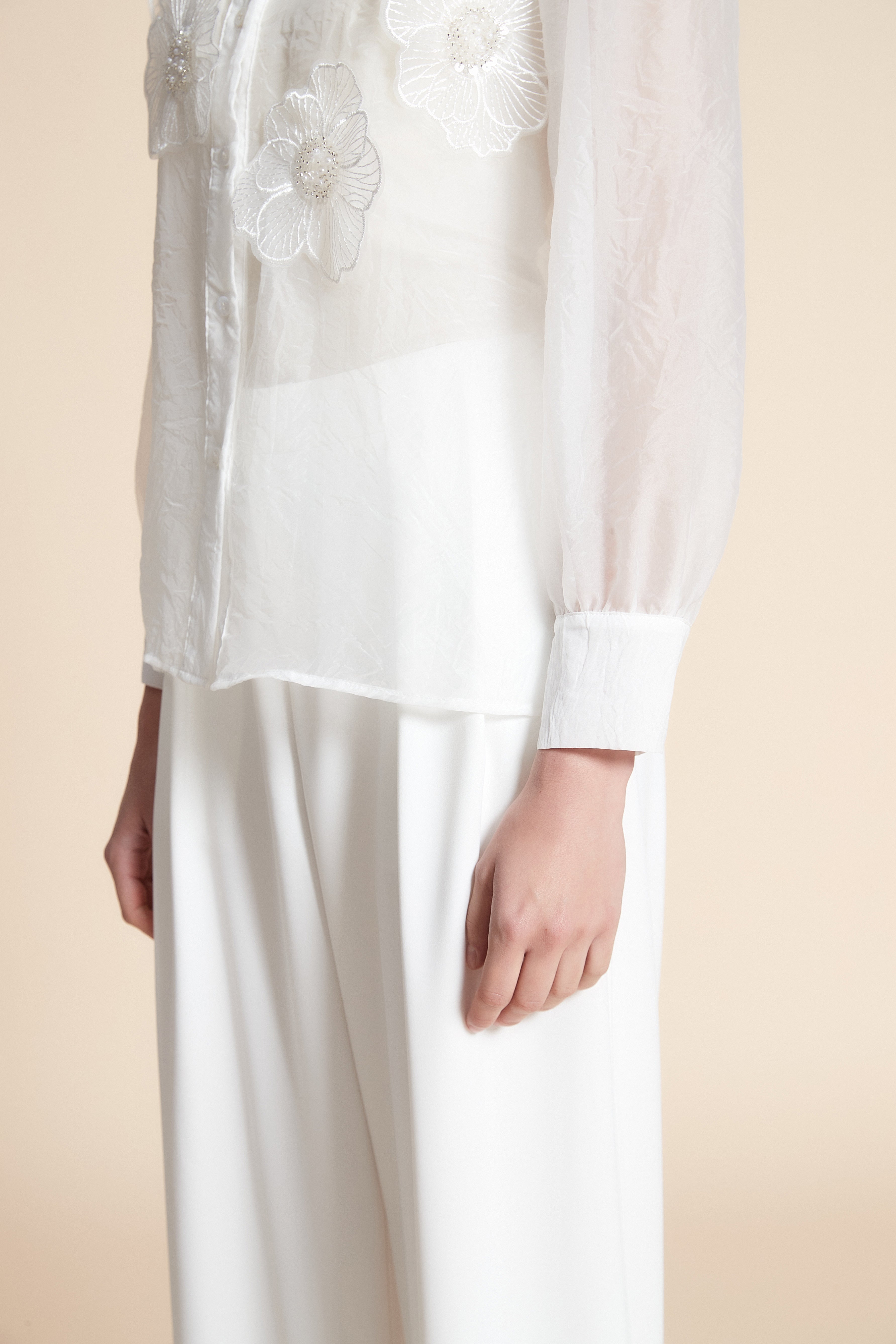 قميص بطول الخصر سادة مزين بالازهار كم طويل