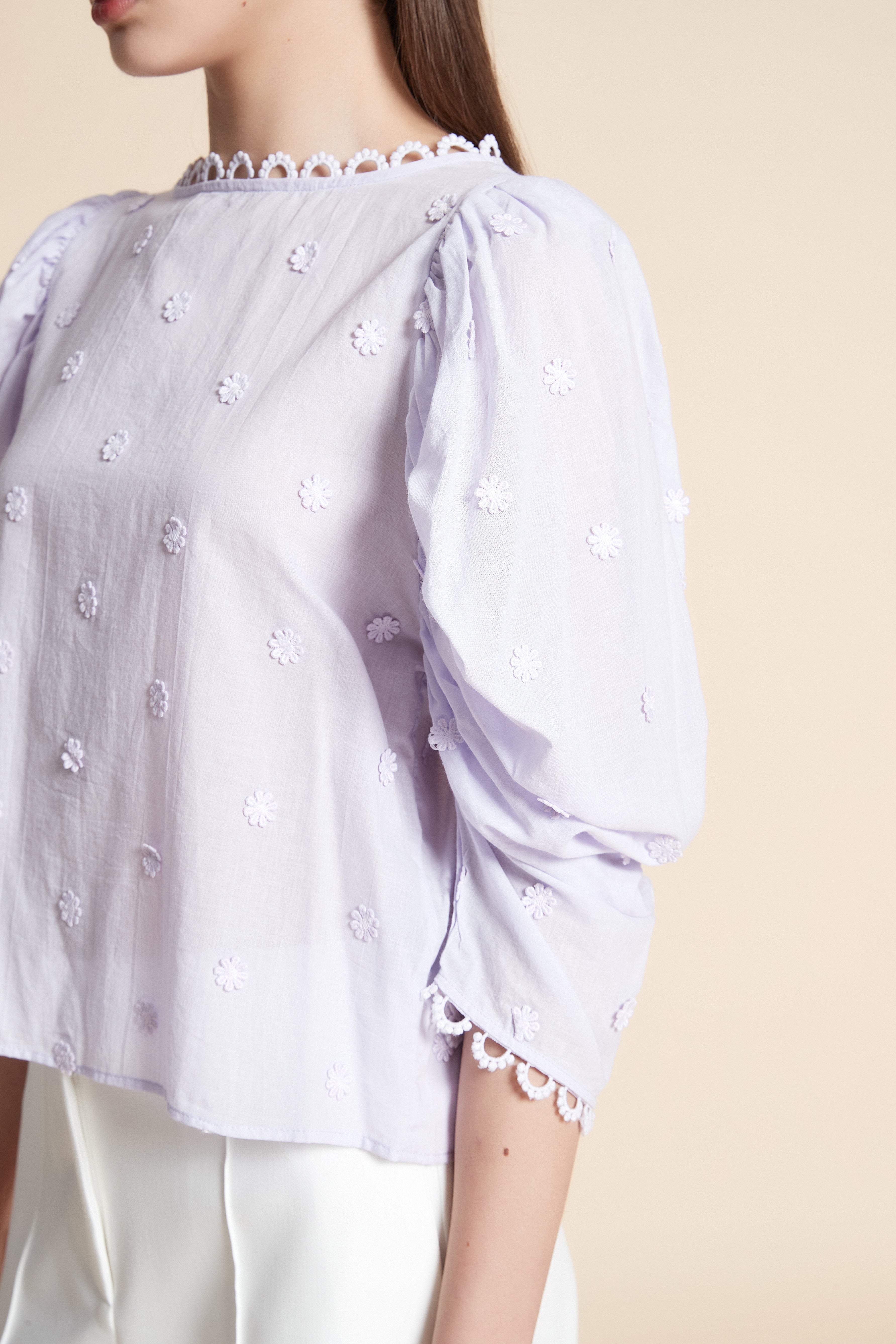 بلوزة قصيرة سادة بورود 3/4 كم