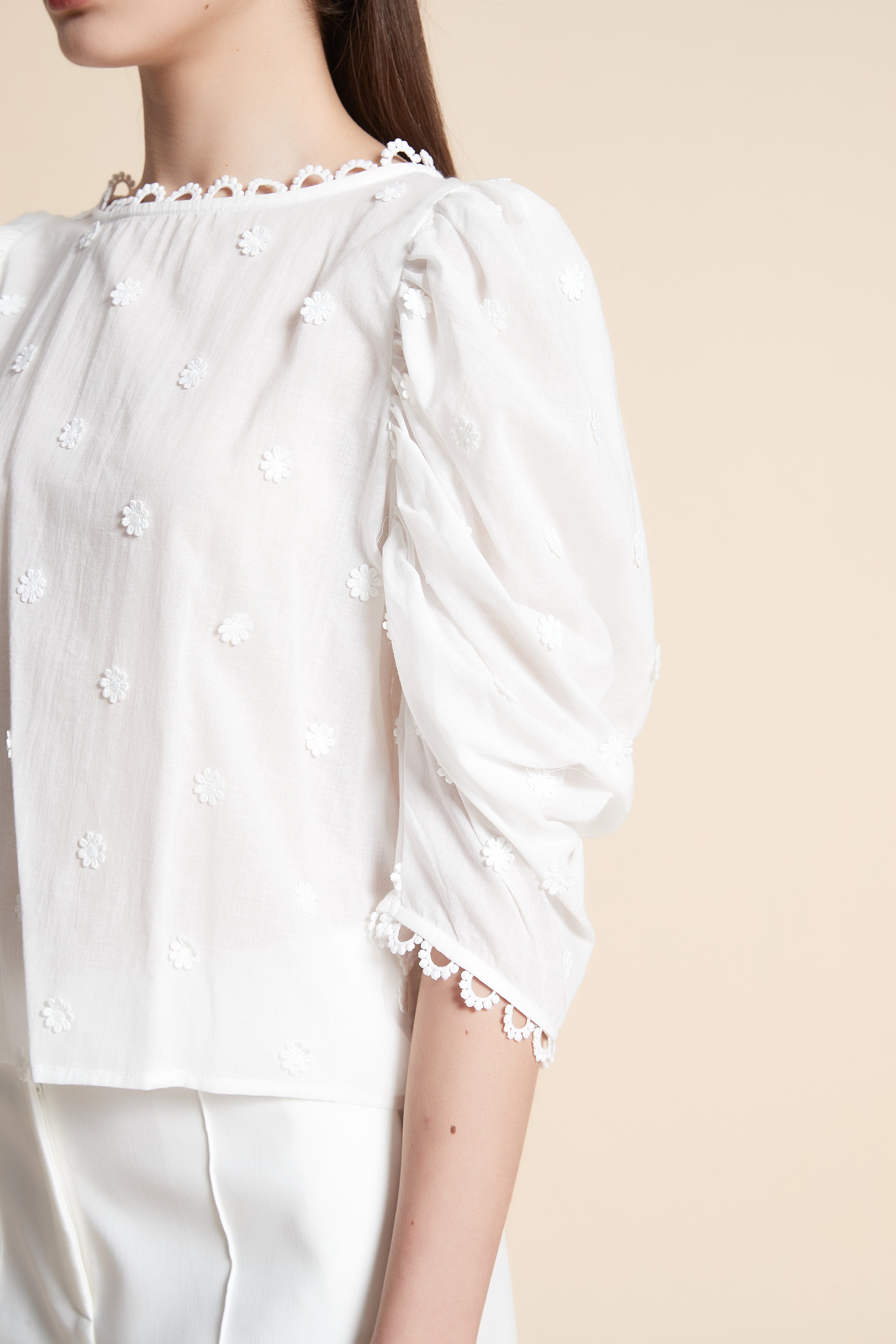 بلوزة قصيرة سادة بورود 3/4 كم