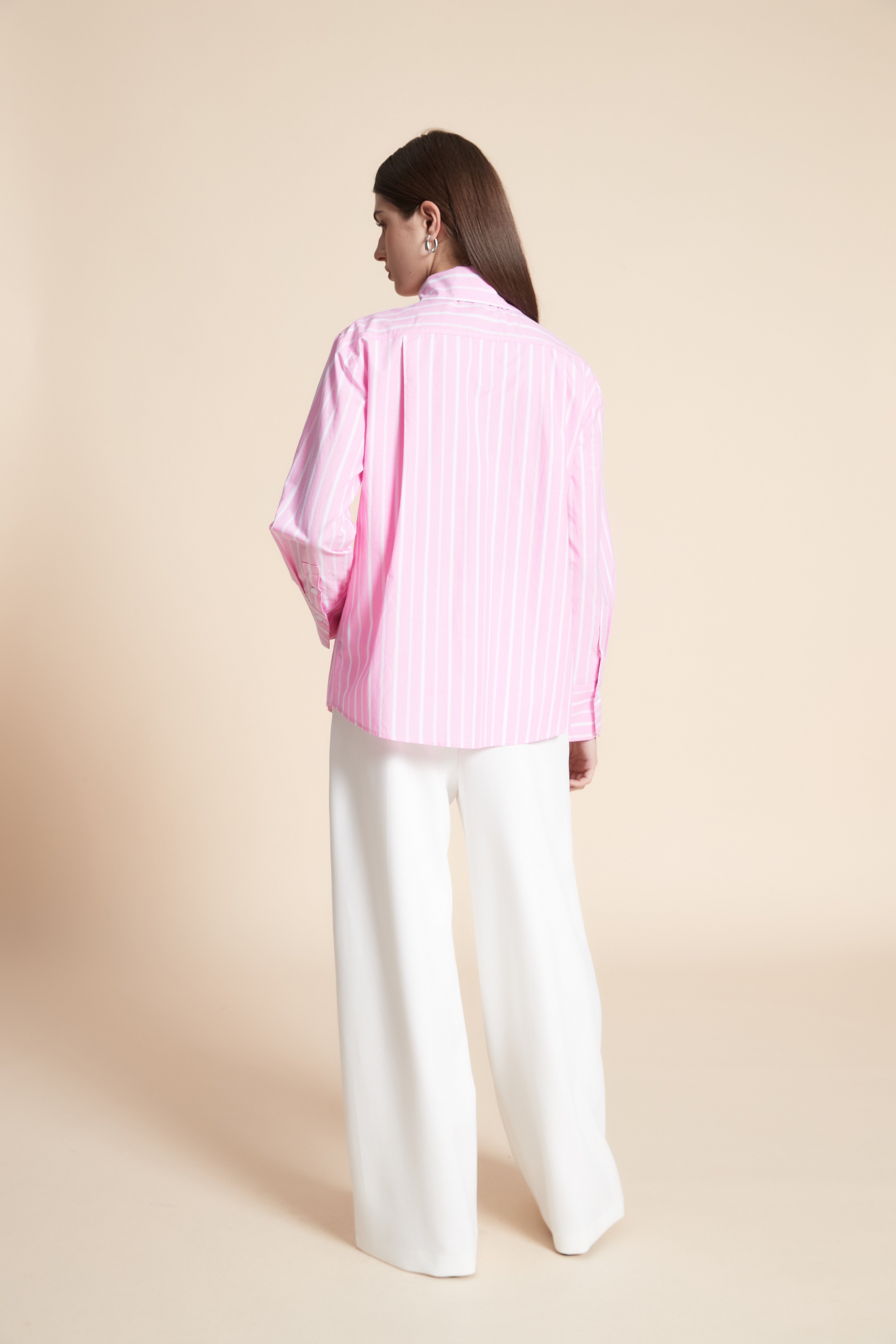 قميص متوسط الطول مقلم كم طويل