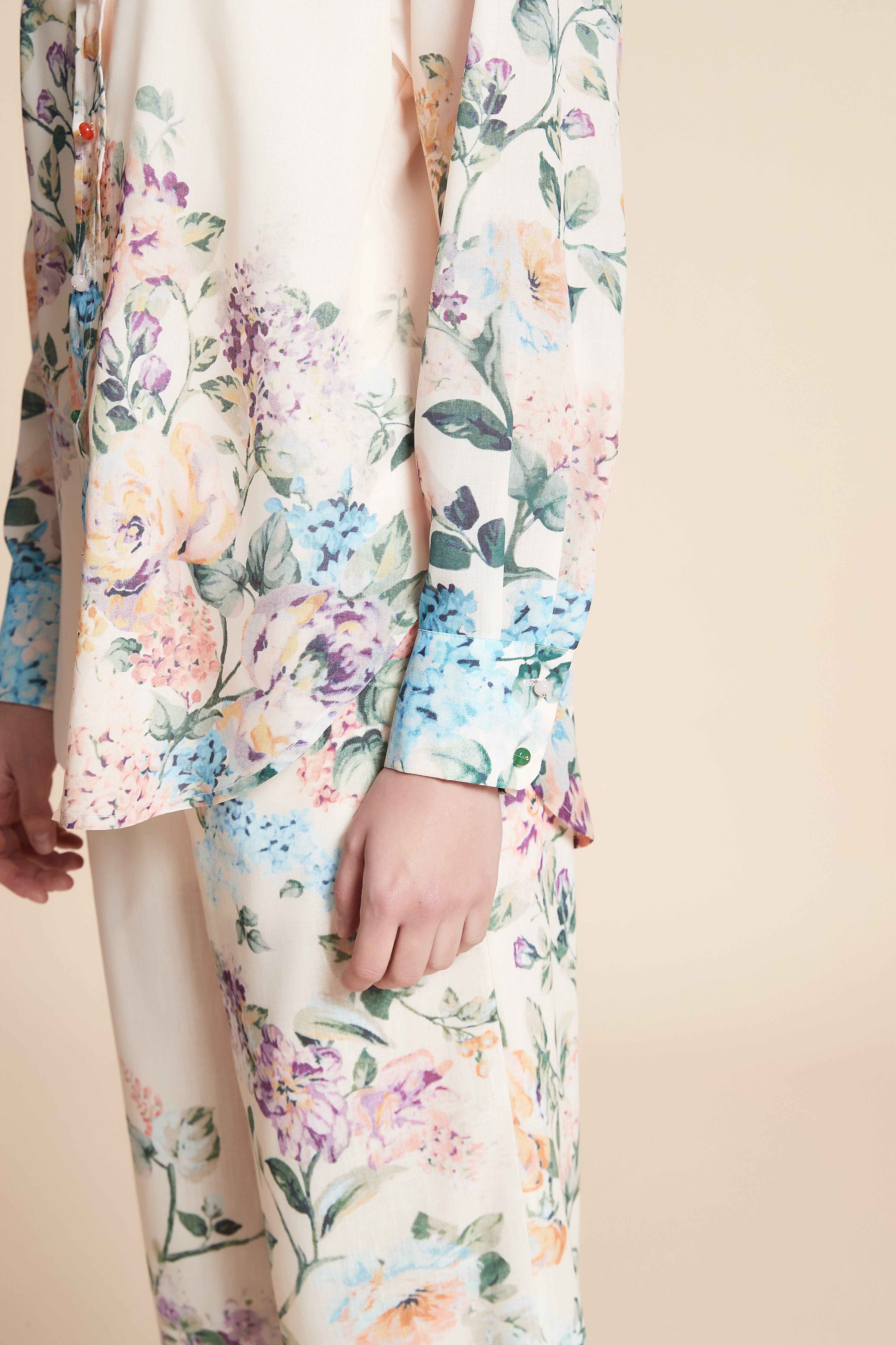 قميص بطبعة ازهار بكم طويل