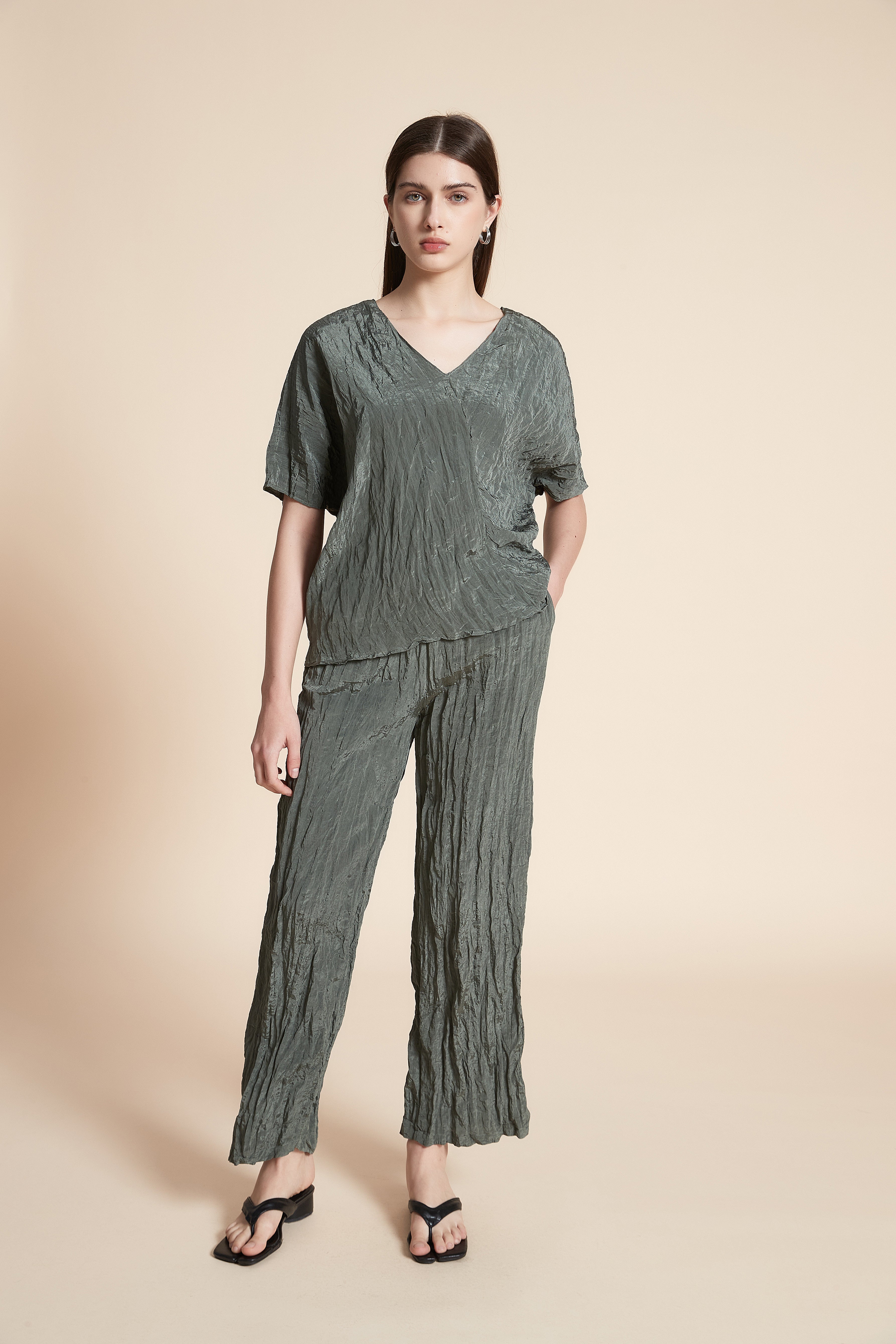 بلوزة بطول الخصر سادة كم قصير