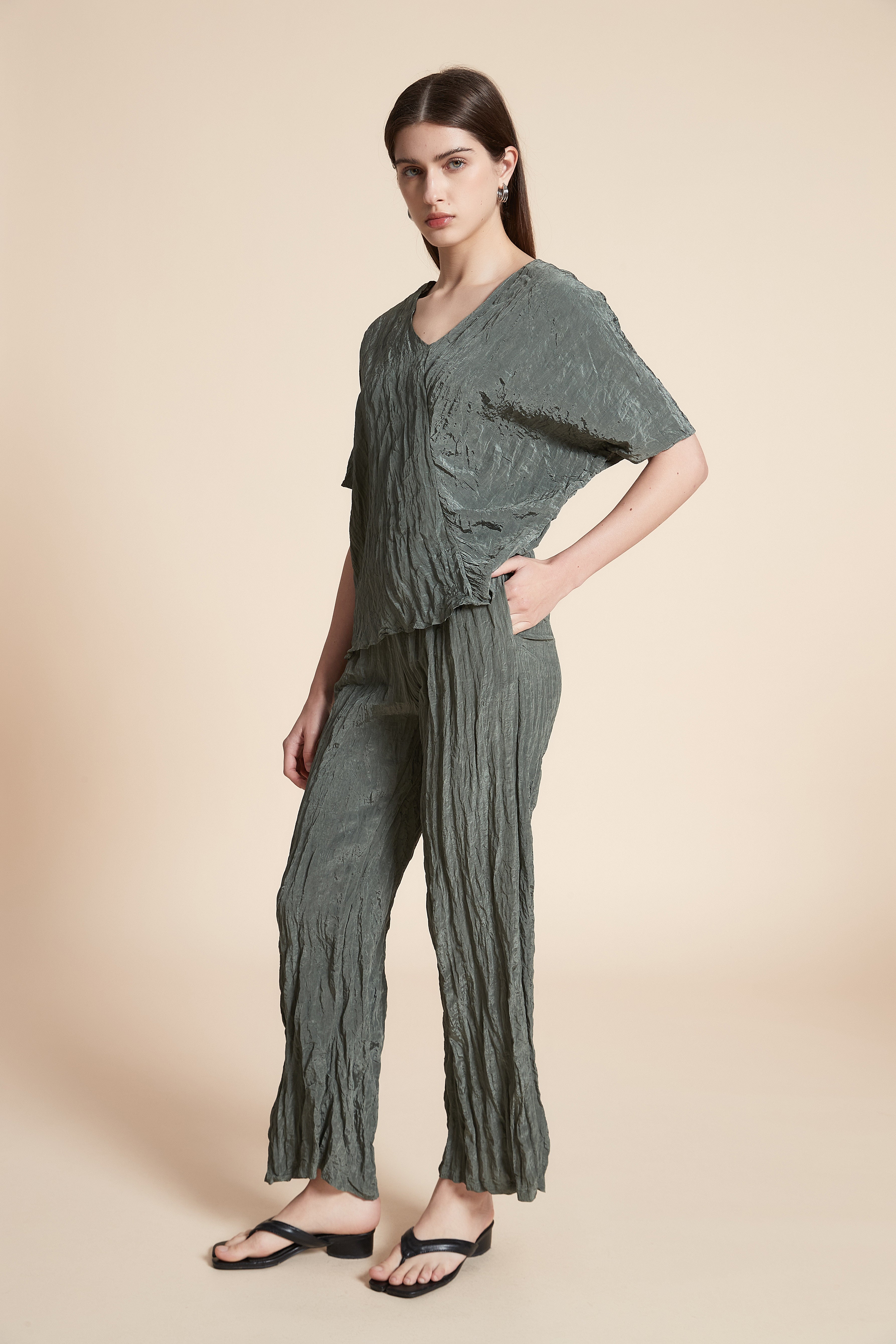 بلوزة بطول الخصر سادة كم قصير