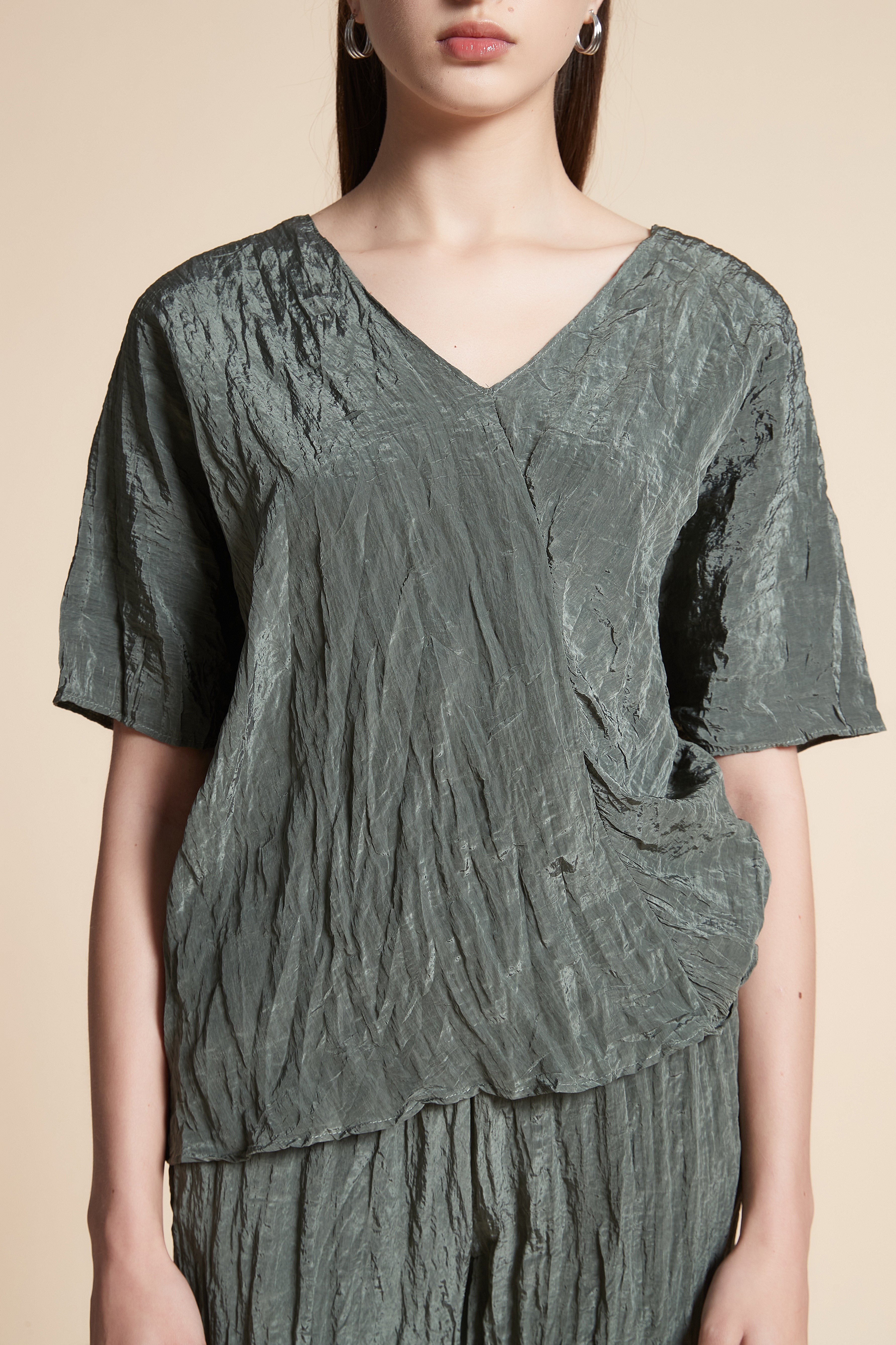 بلوزة بطول الخصر سادة كم قصير