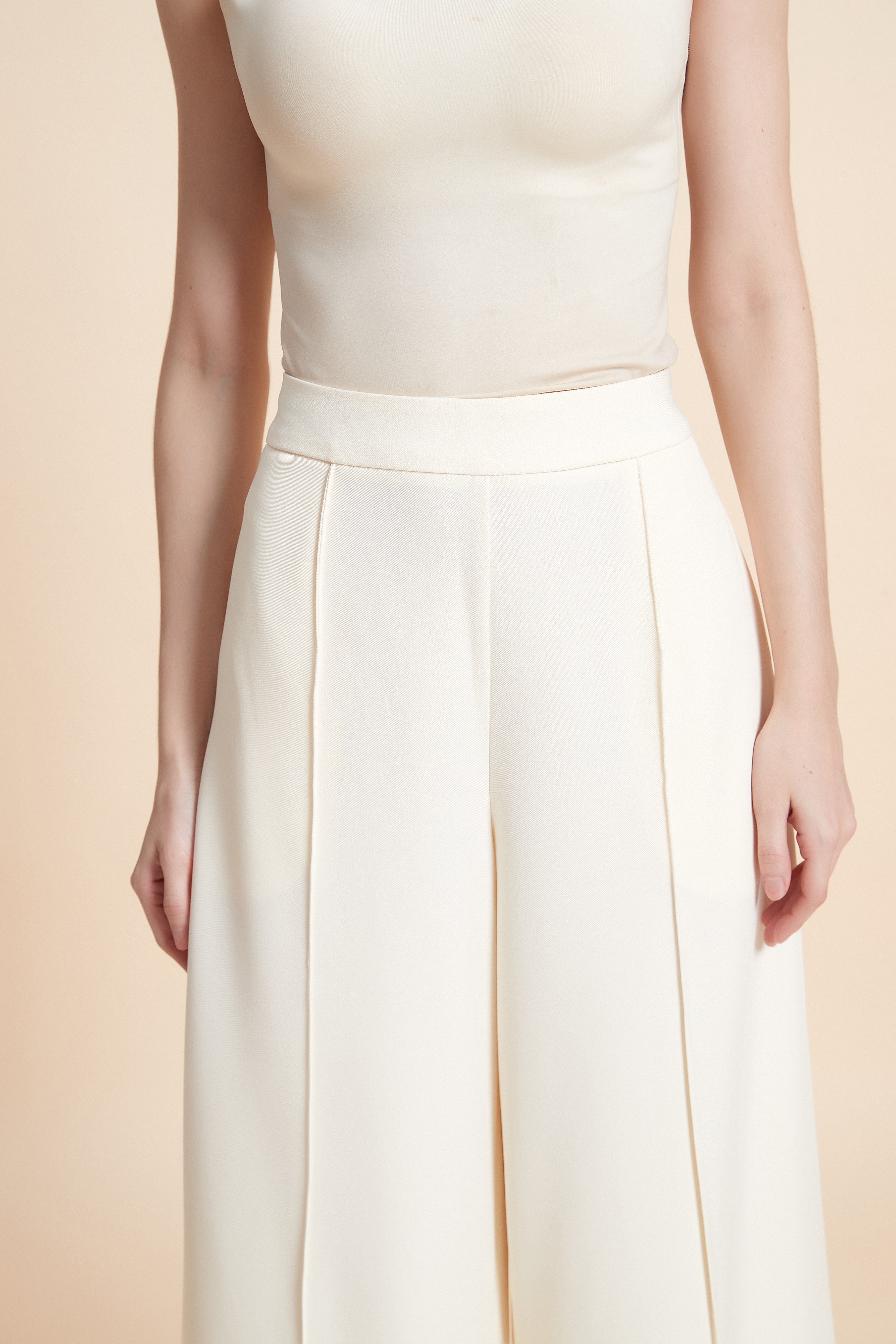 Pleated wide-leg pants