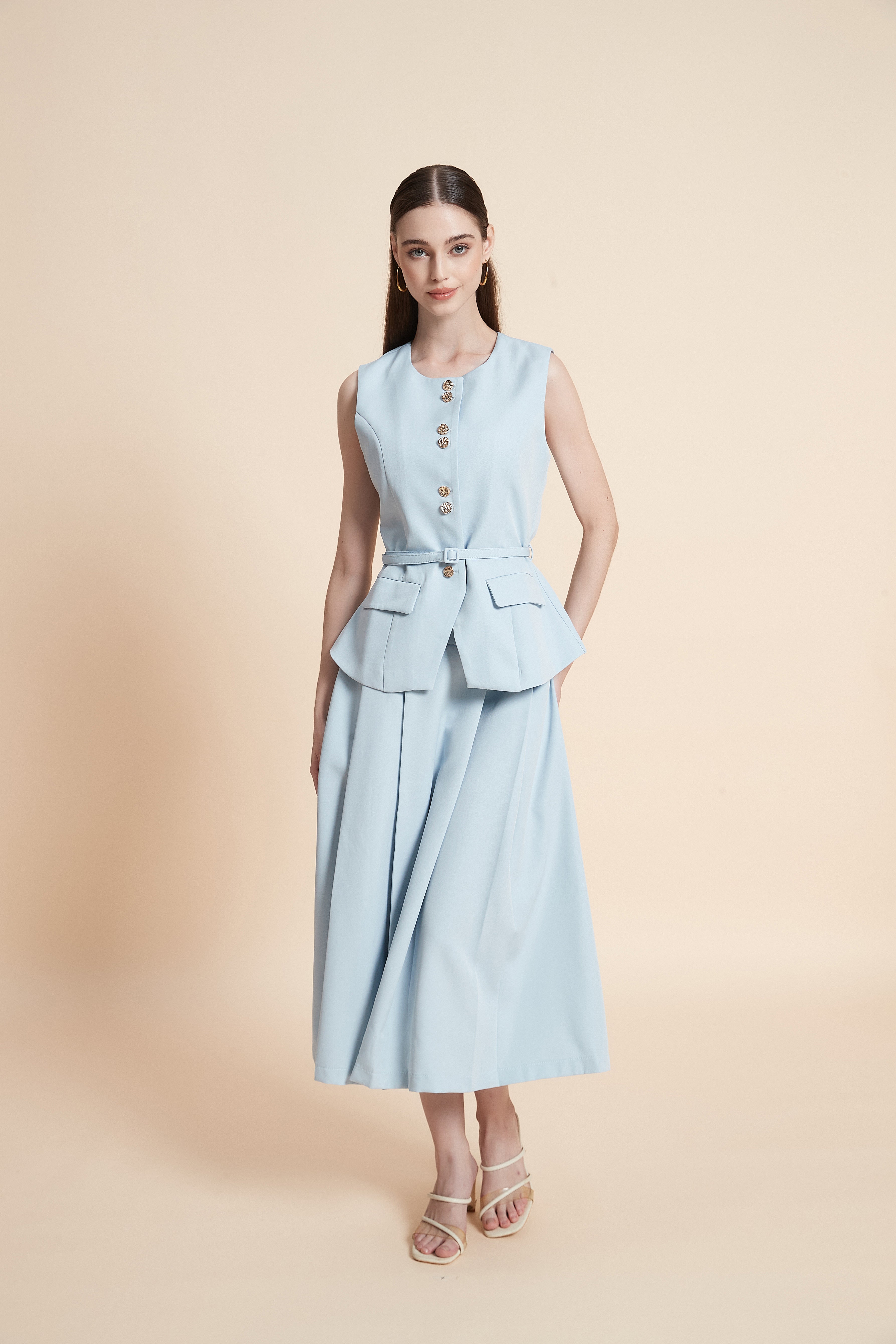 Sleeveless vest with front buttons