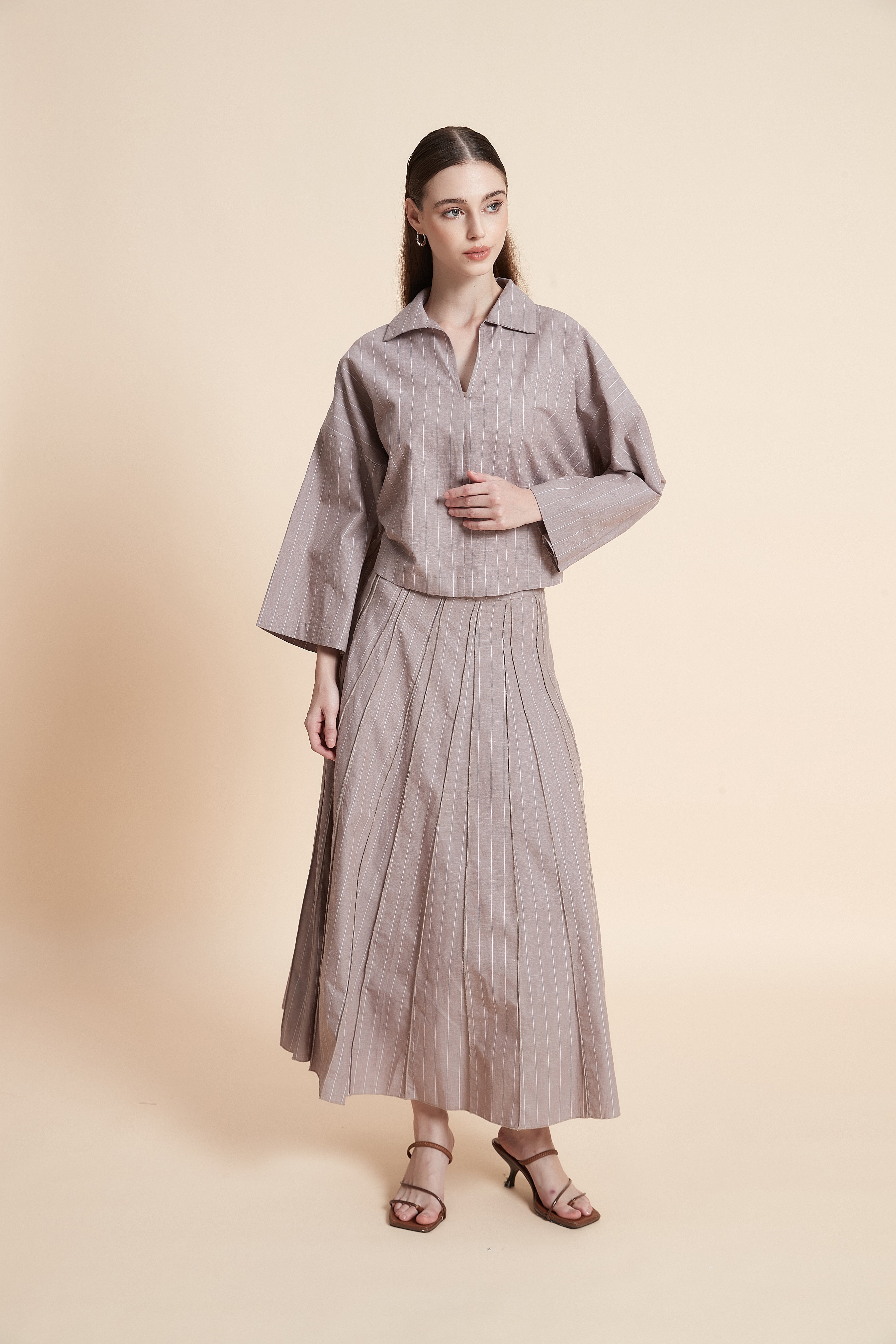 High-waist pleated midi skirt