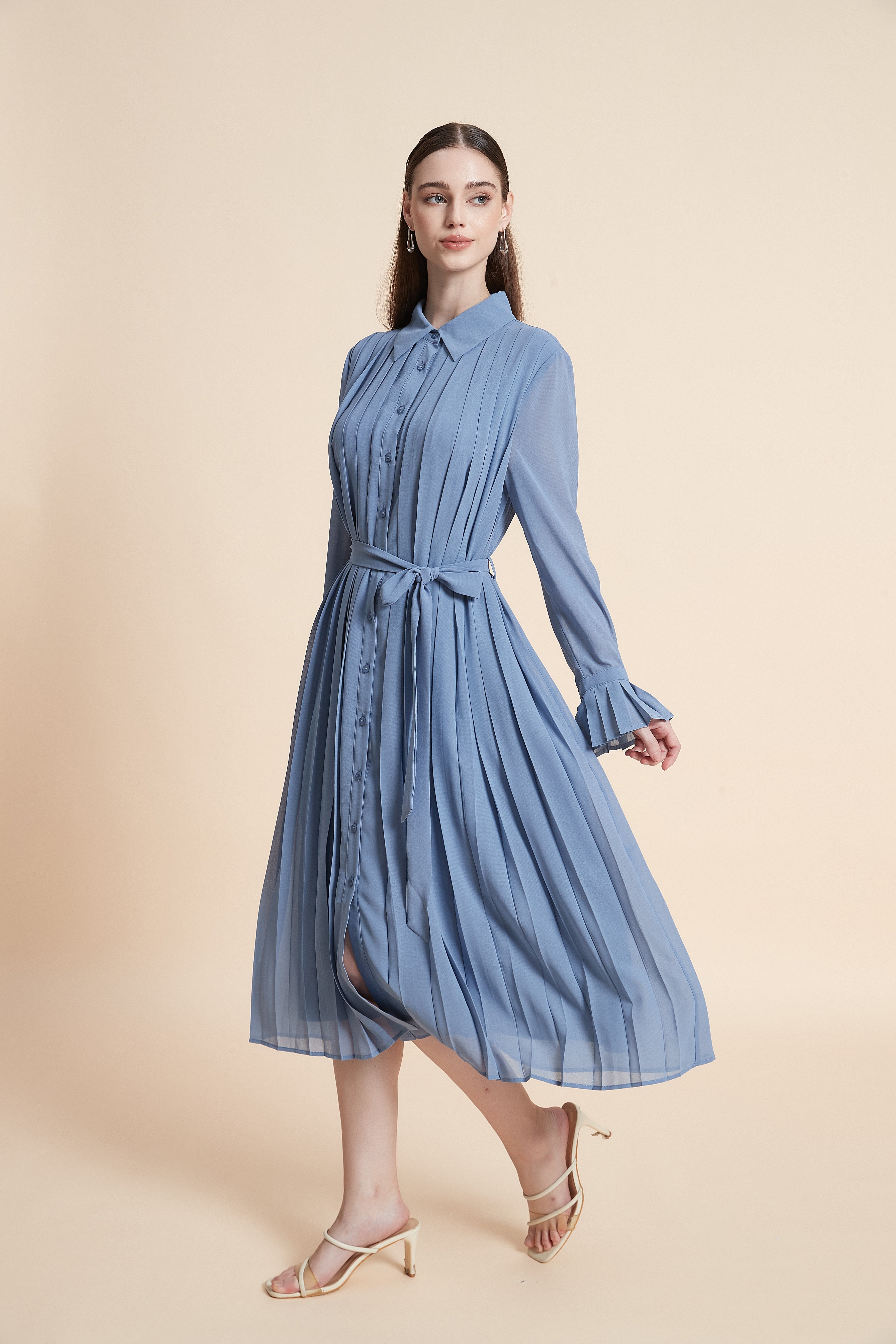 Pleated midi dress with a waist tie