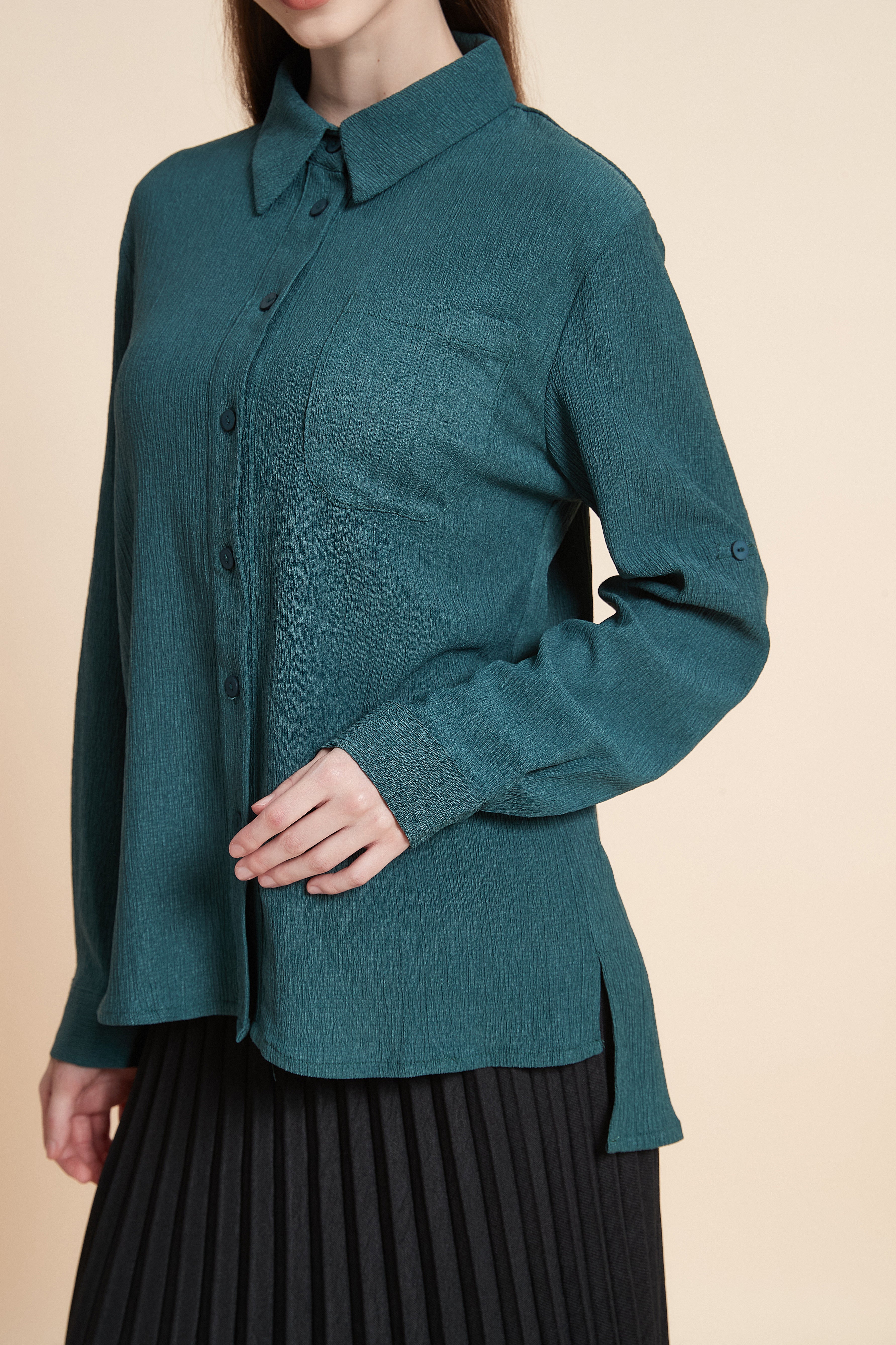 Collared shirt with front buttons