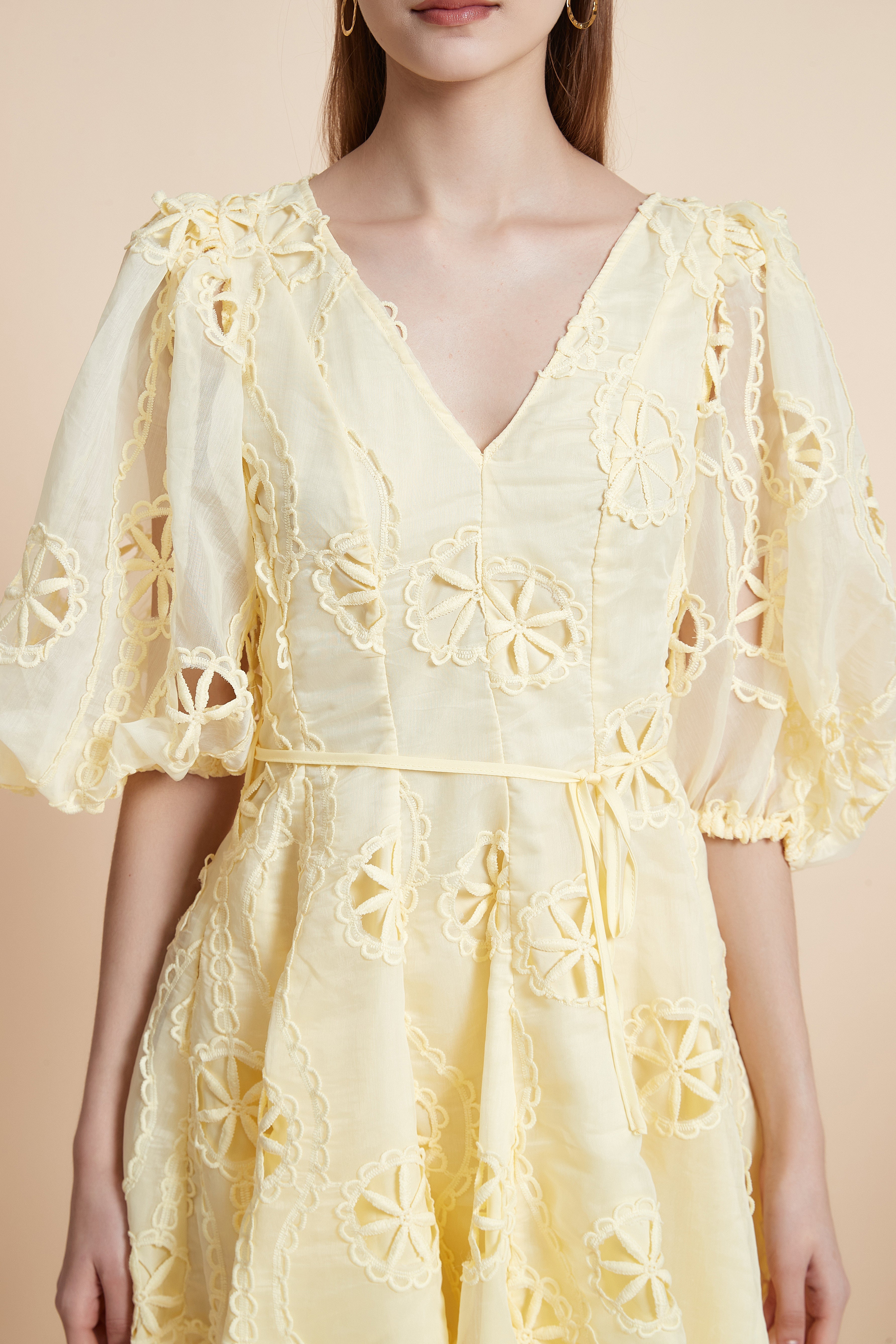 فستان قصير مطرز بأكمام ثلاثة أرباع