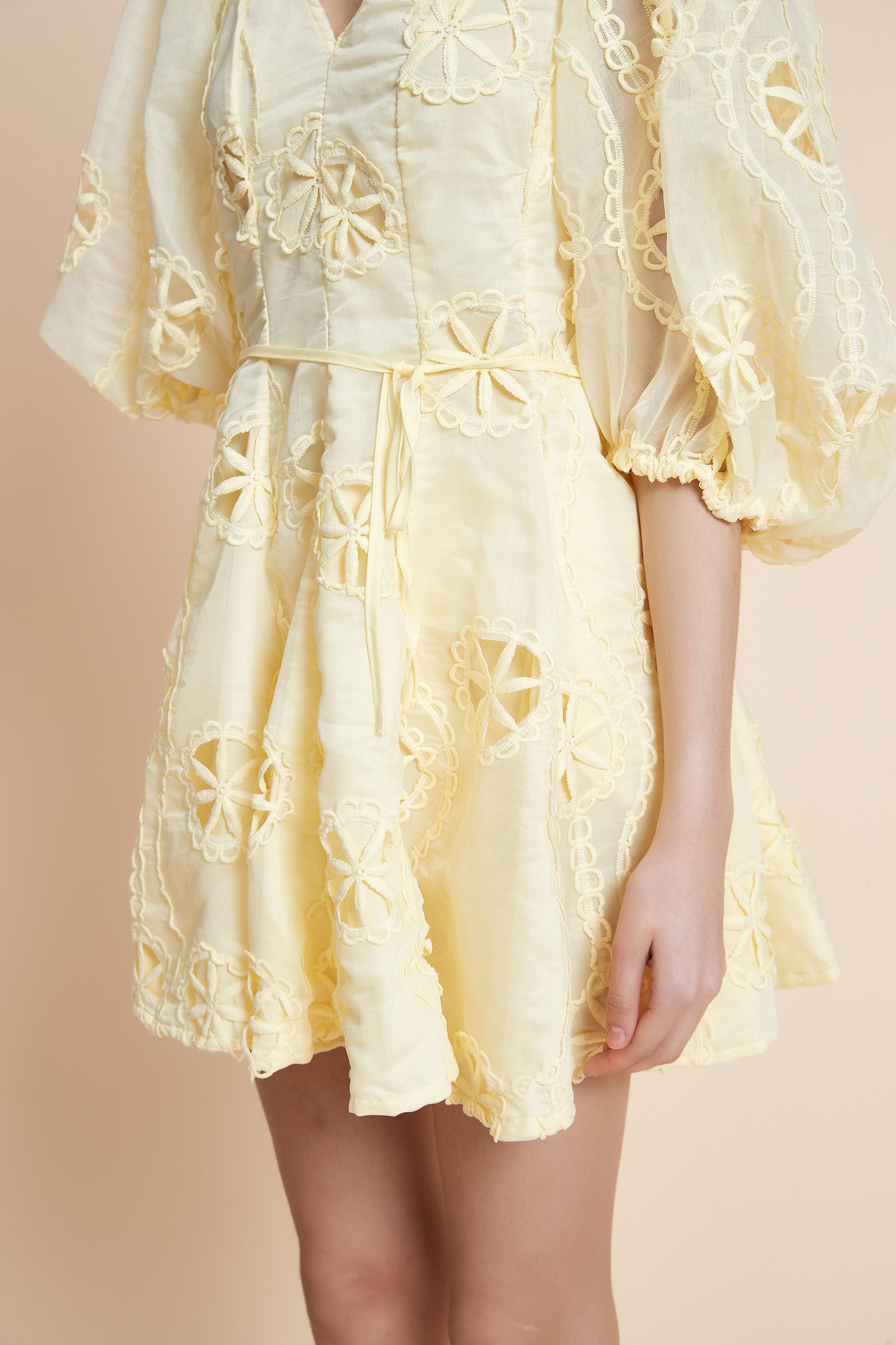 فستان قصير مطرز بأكمام ثلاثة أرباع