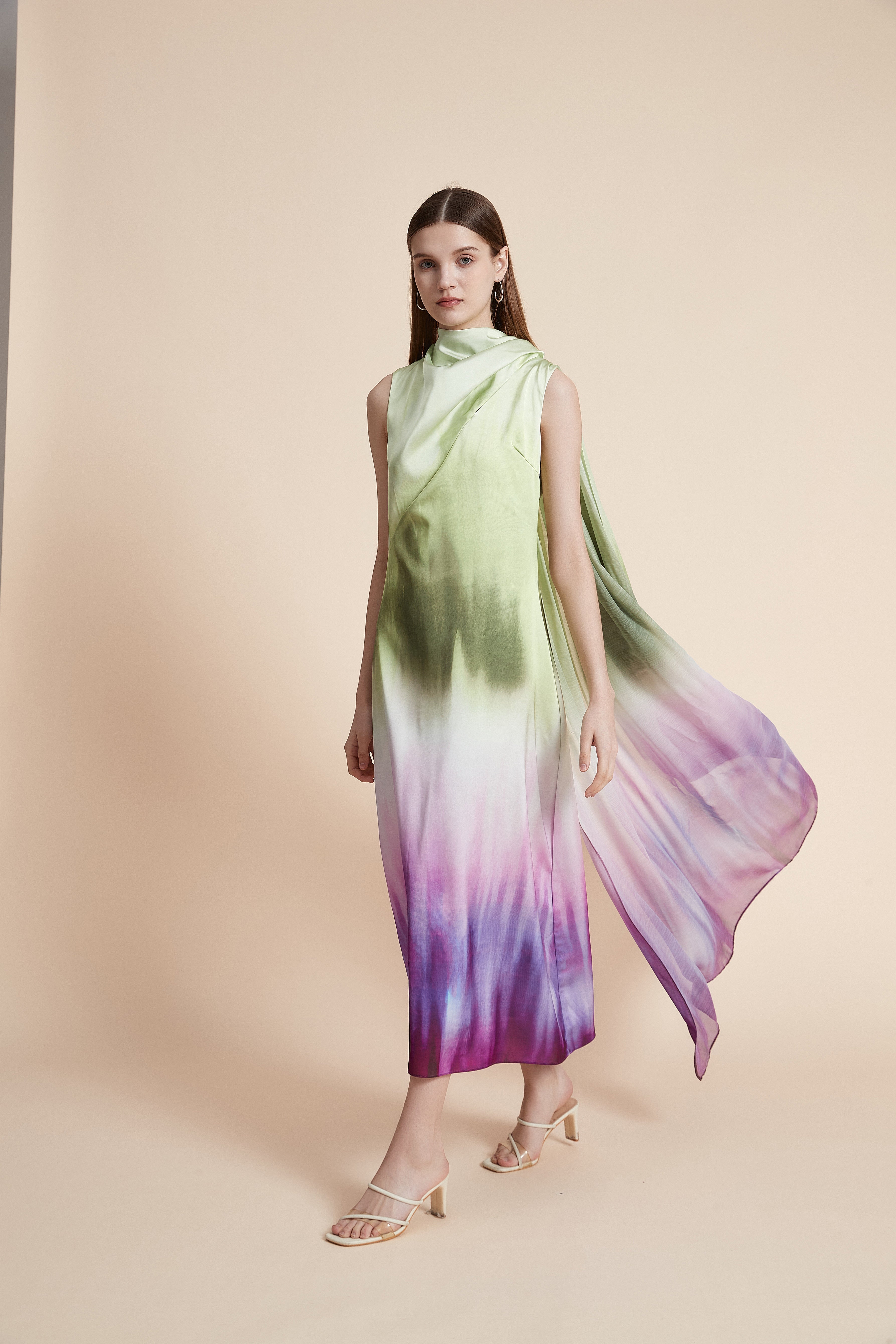 فستان ماكسي بنقشة تاي داي بدون أكمام