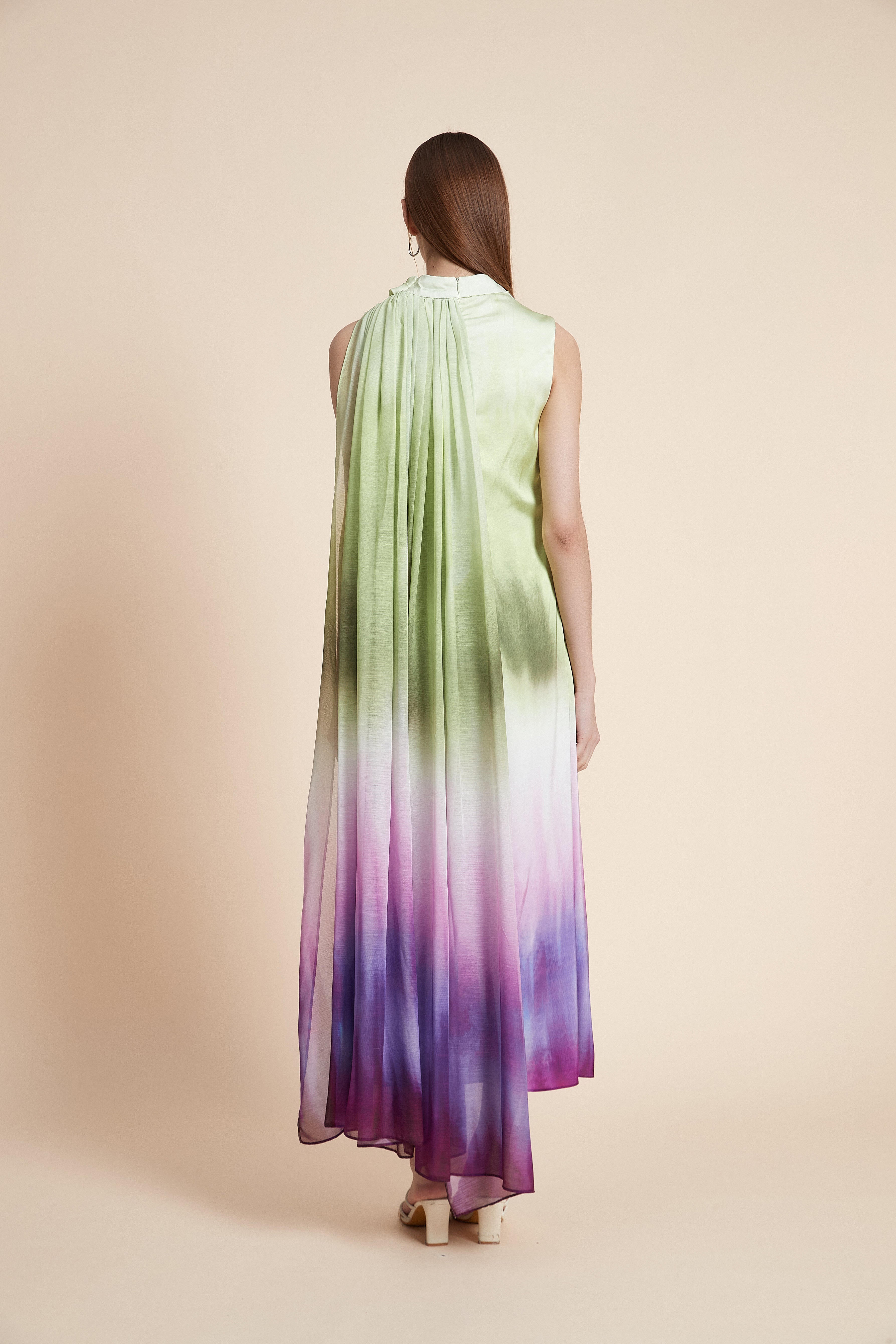 فستان ماكسي بنقشة تاي داي بدون أكمام