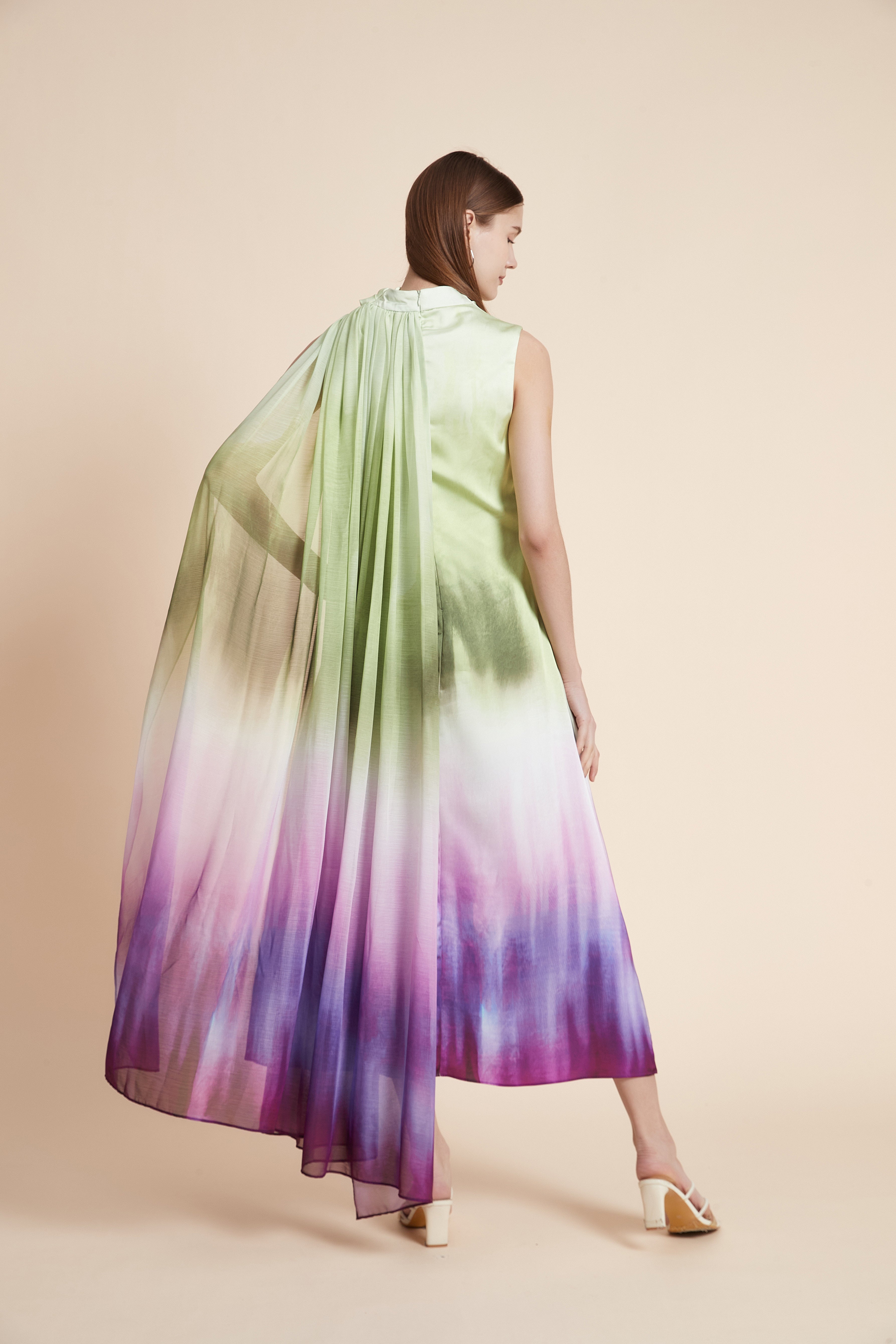 فستان ماكسي بنقشة تاي داي بدون أكمام