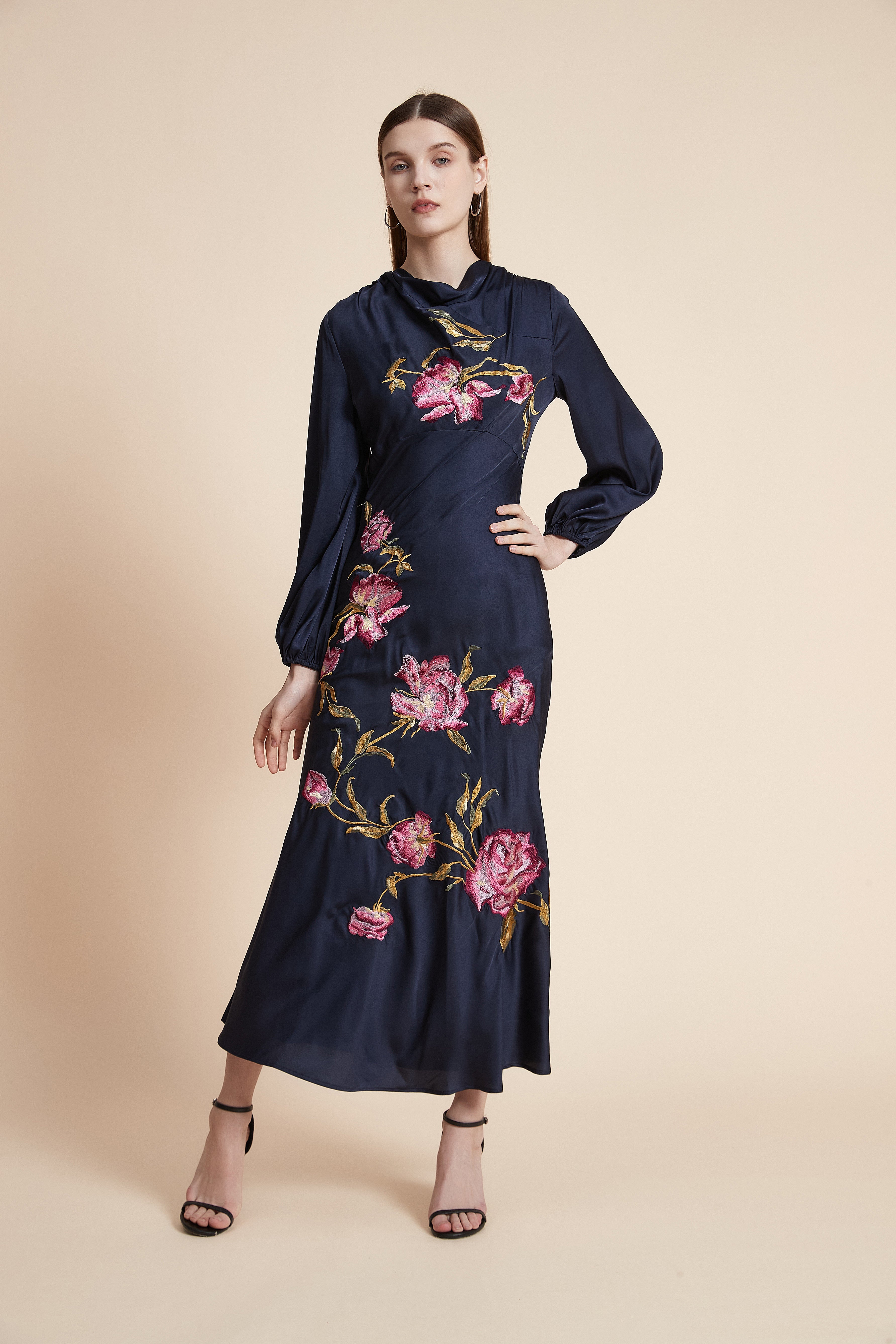 فستان ميدي منقوش بأكمام طويلة