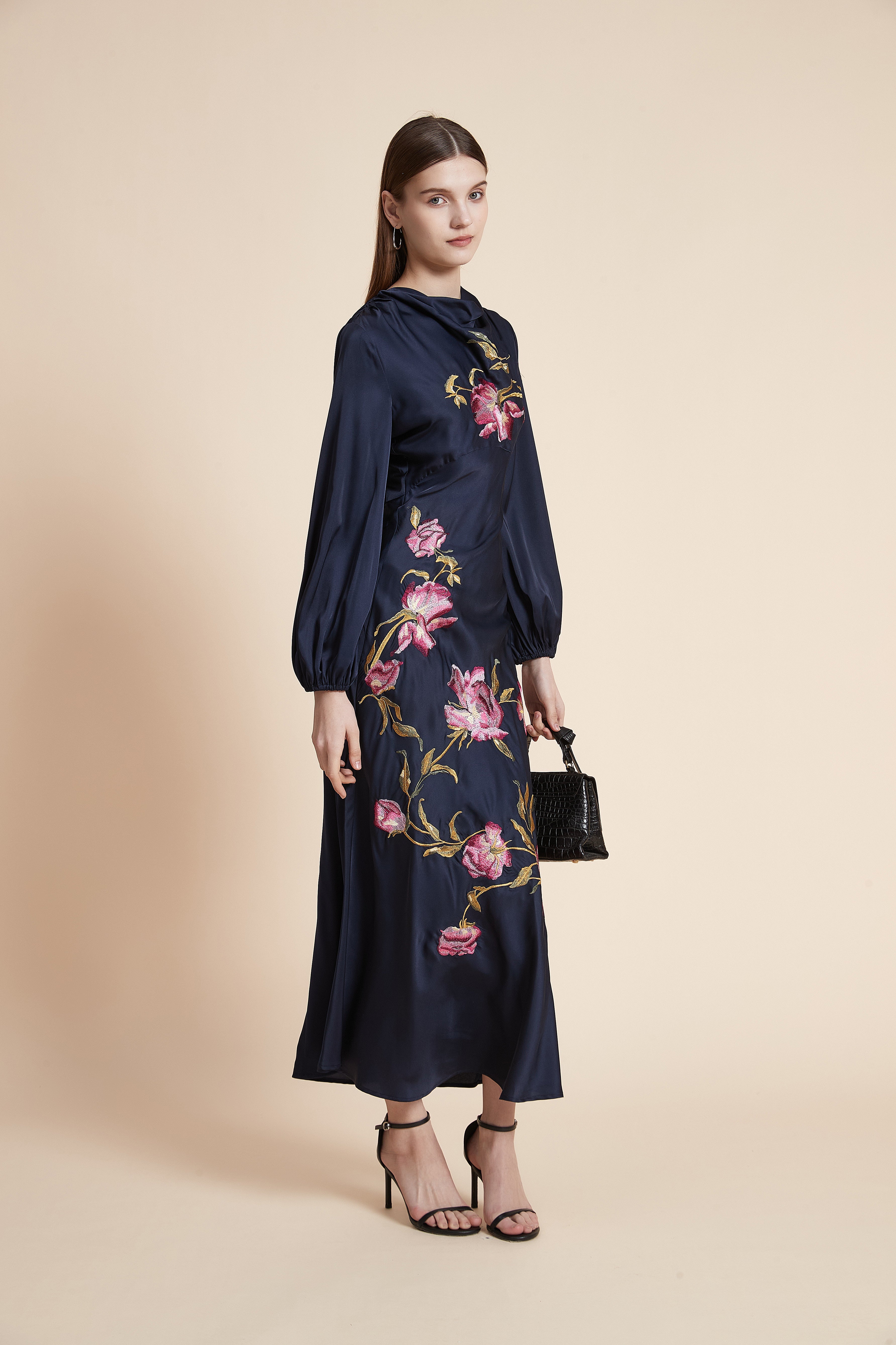 فستان ميدي منقوش بأكمام طويلة