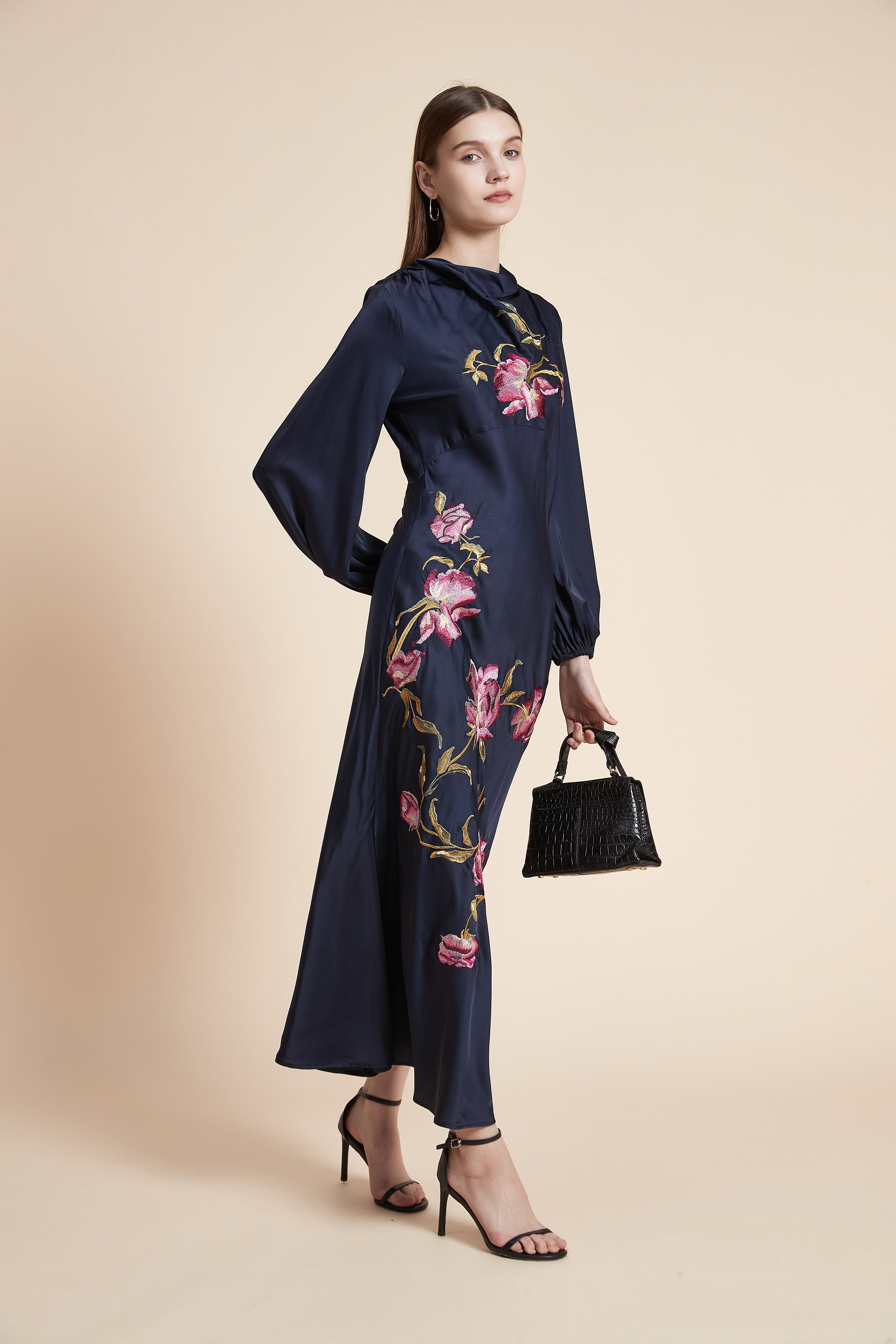 فستان ميدي منقوش بأكمام طويلة