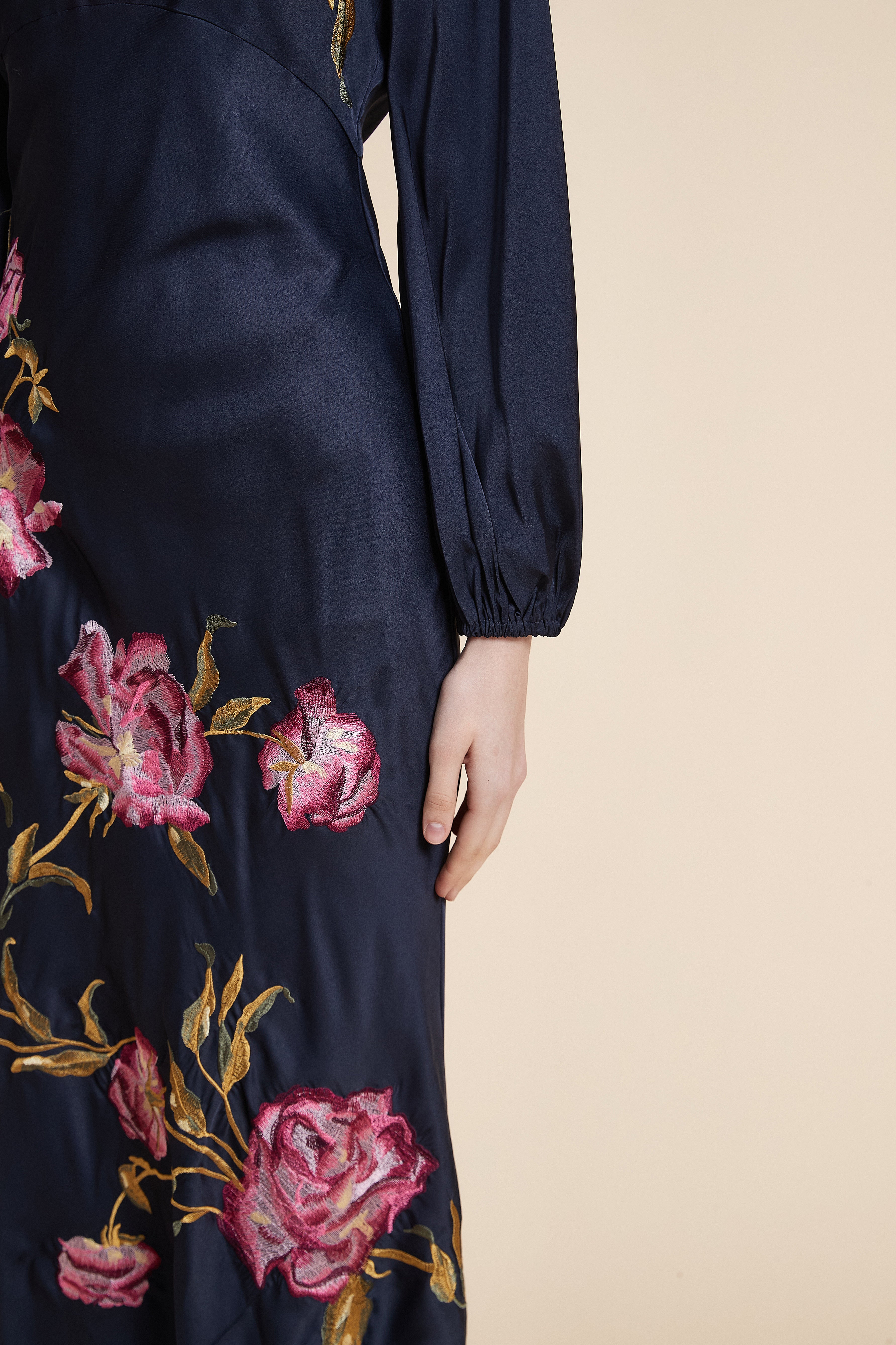 فستان ميدي منقوش بأكمام طويلة