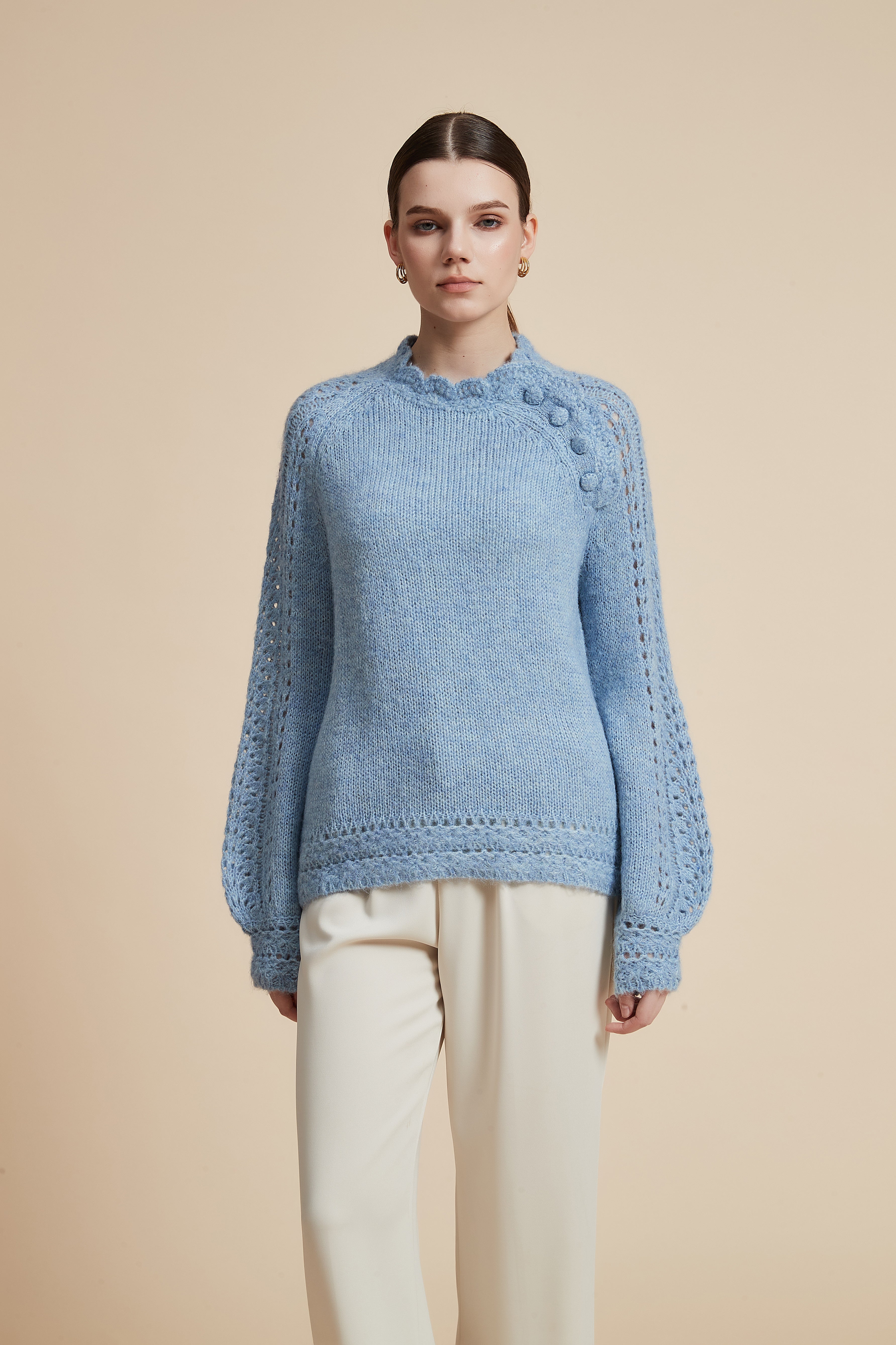 كنزة بكم طويل مخرمة بأزرار على الكتف