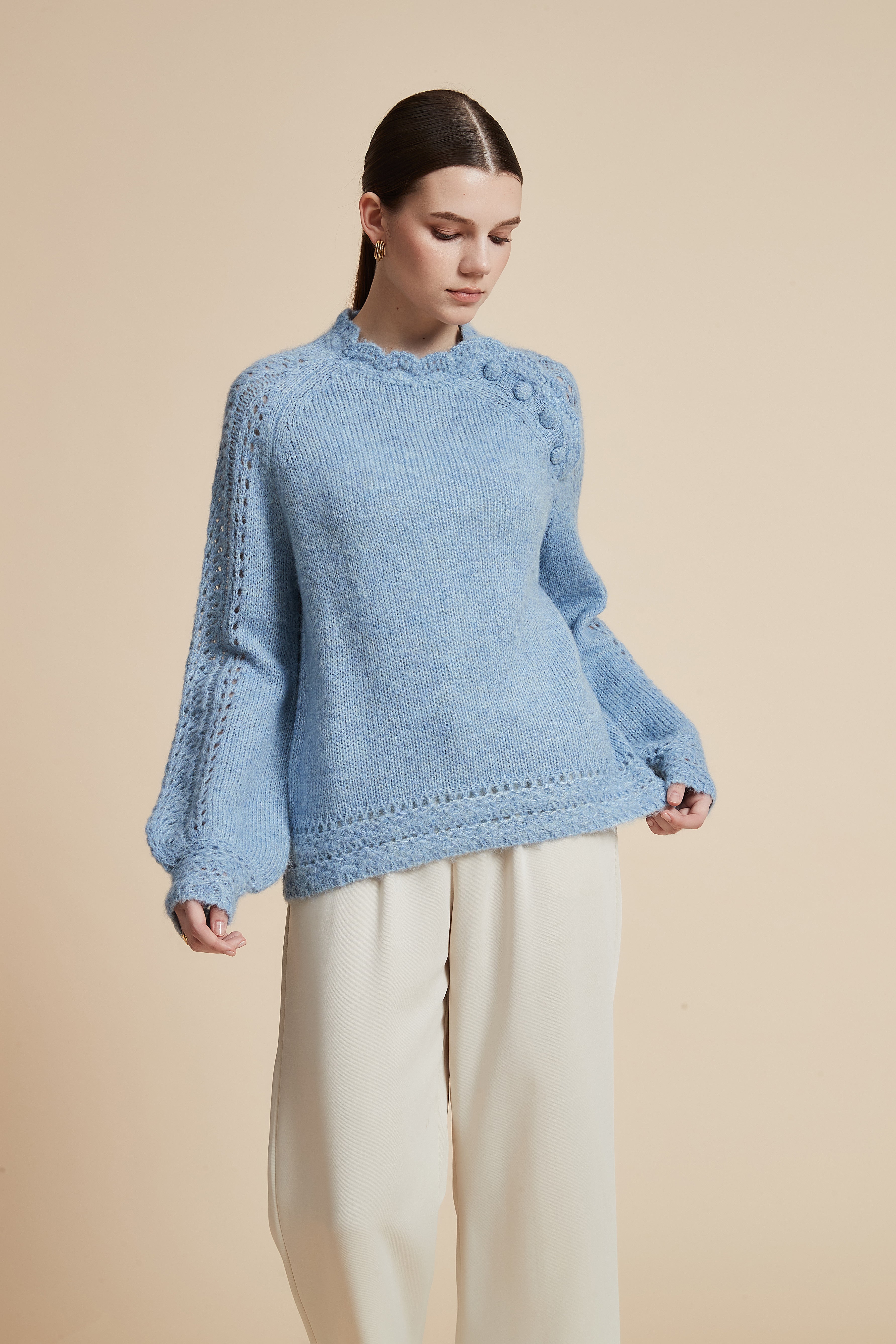 كنزة بكم طويل مخرمة بأزرار على الكتف