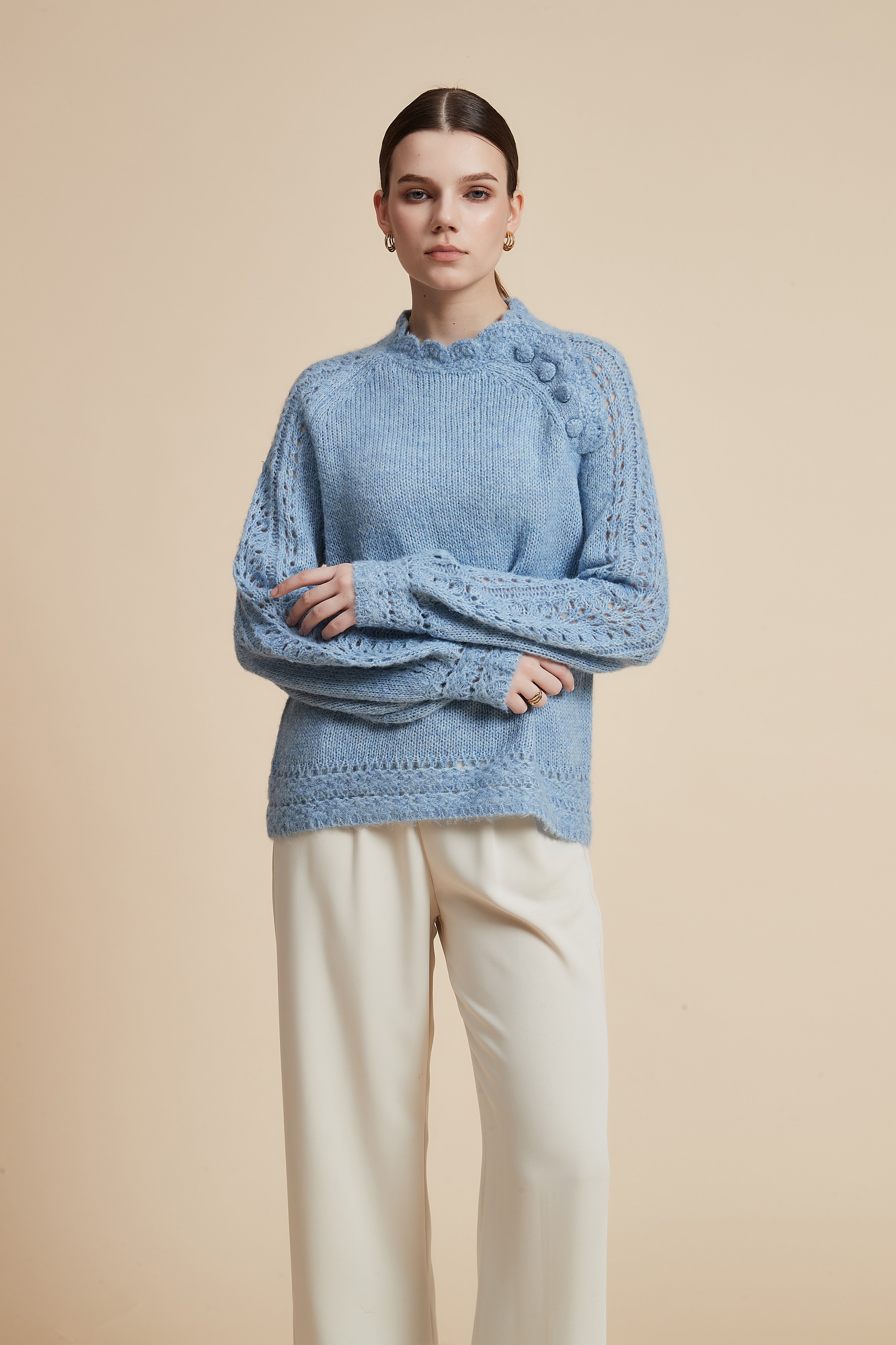 كنزة بكم طويل مخرمة بأزرار على الكتف