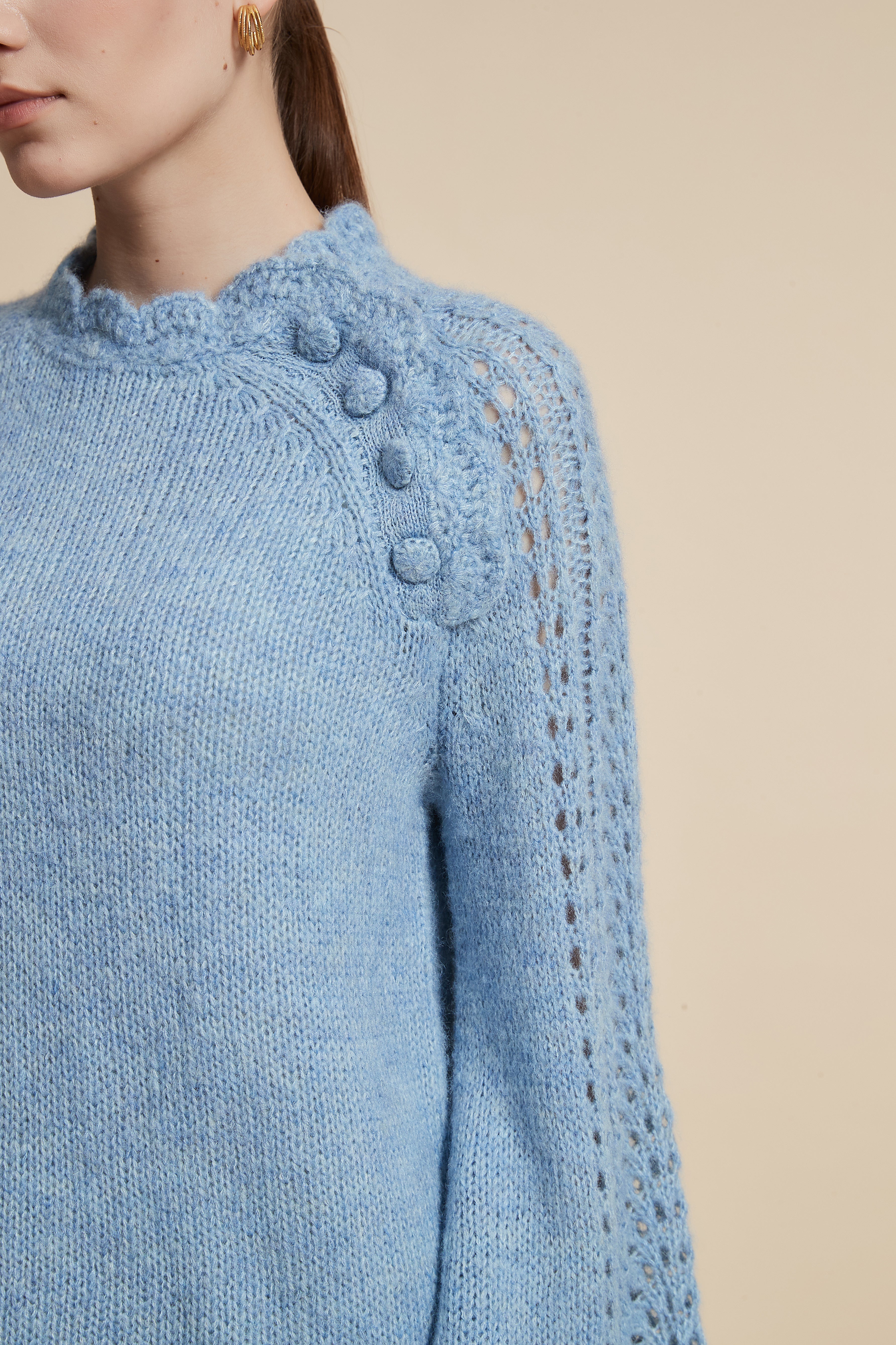 كنزة بكم طويل مخرمة بأزرار على الكتف