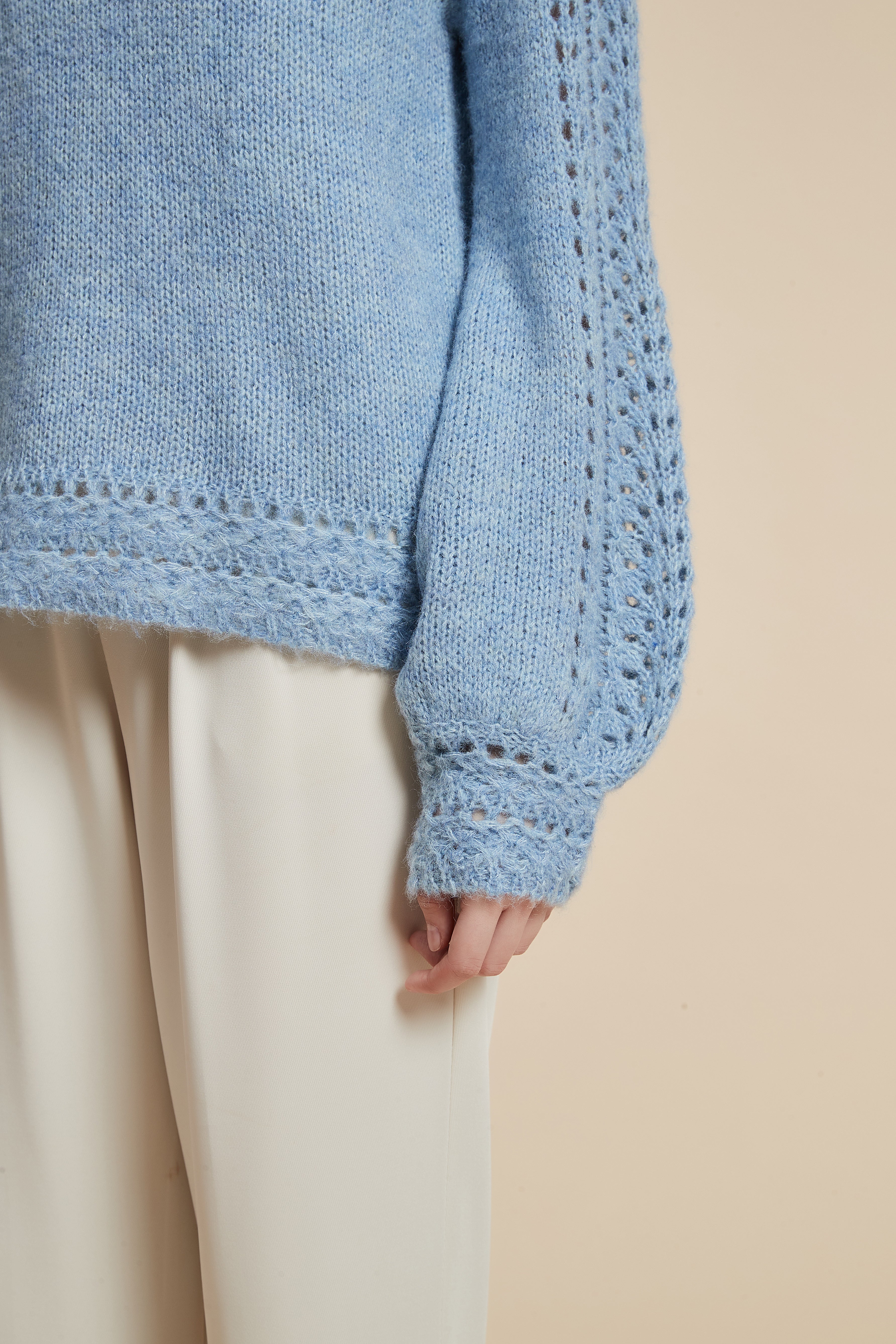 كنزة بكم طويل مخرمة بأزرار على الكتف