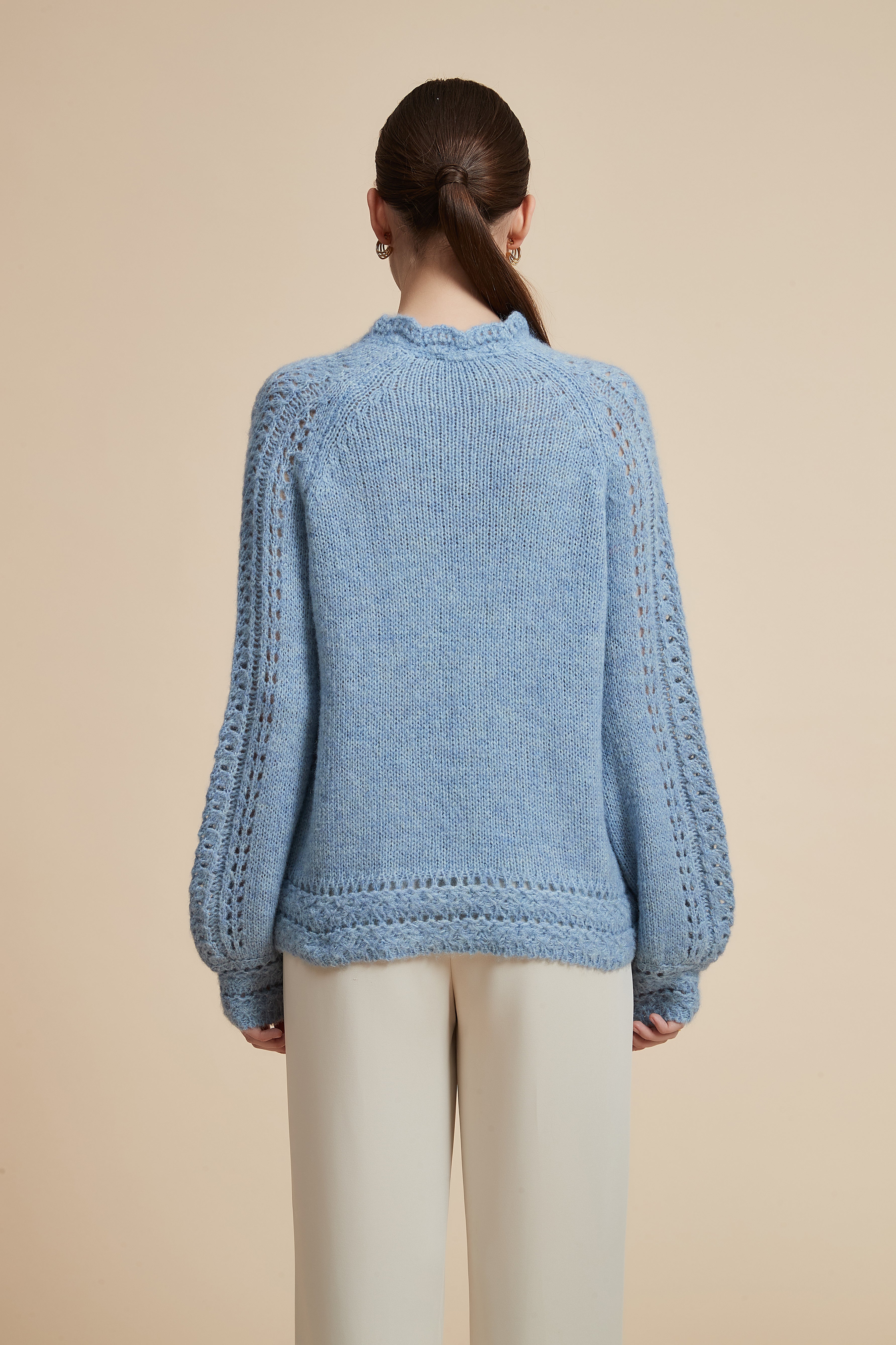 كنزة بكم طويل مخرمة بأزرار على الكتف