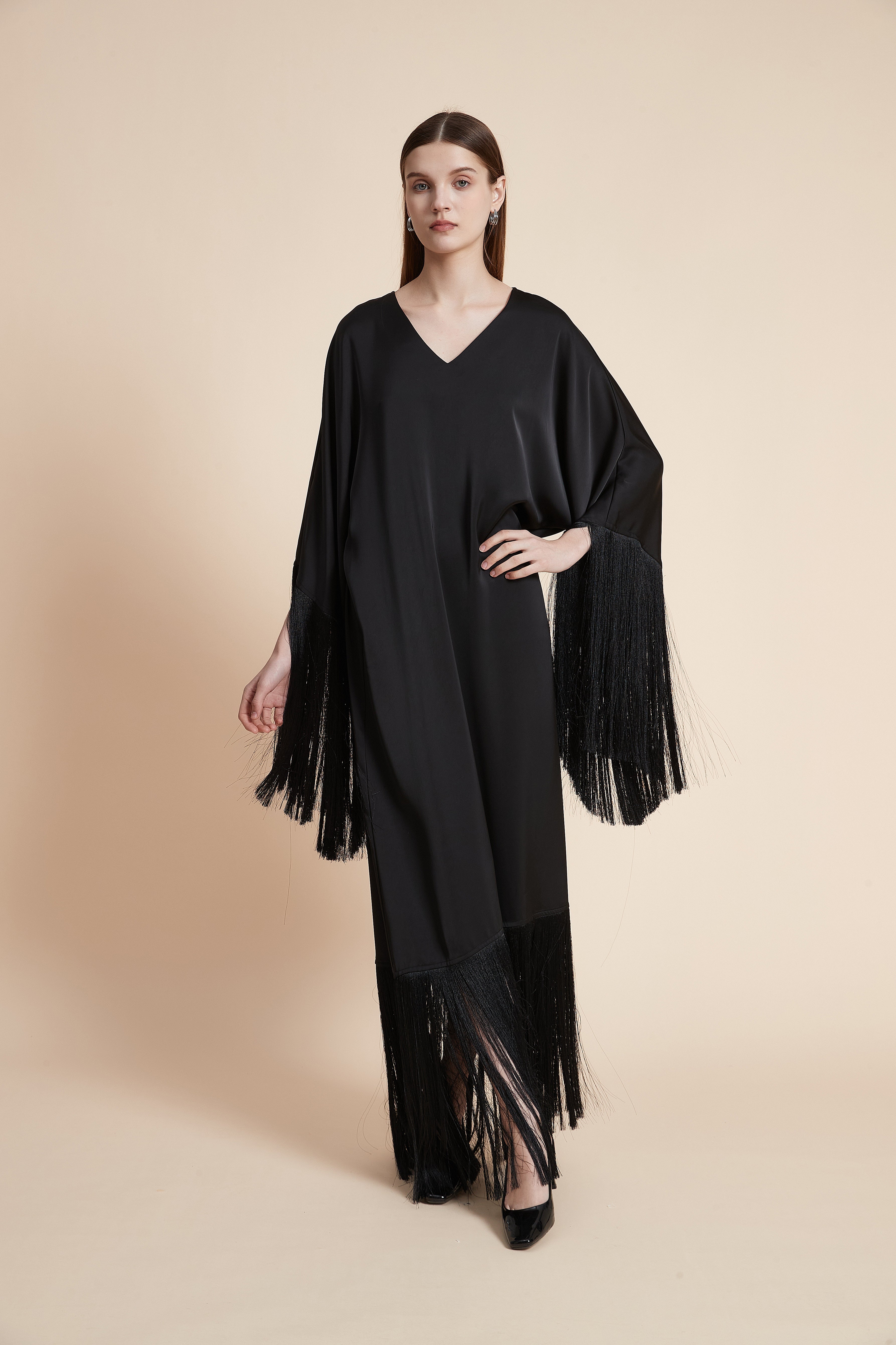 فستان ماكسي بأطراف شراشيب أنيقة