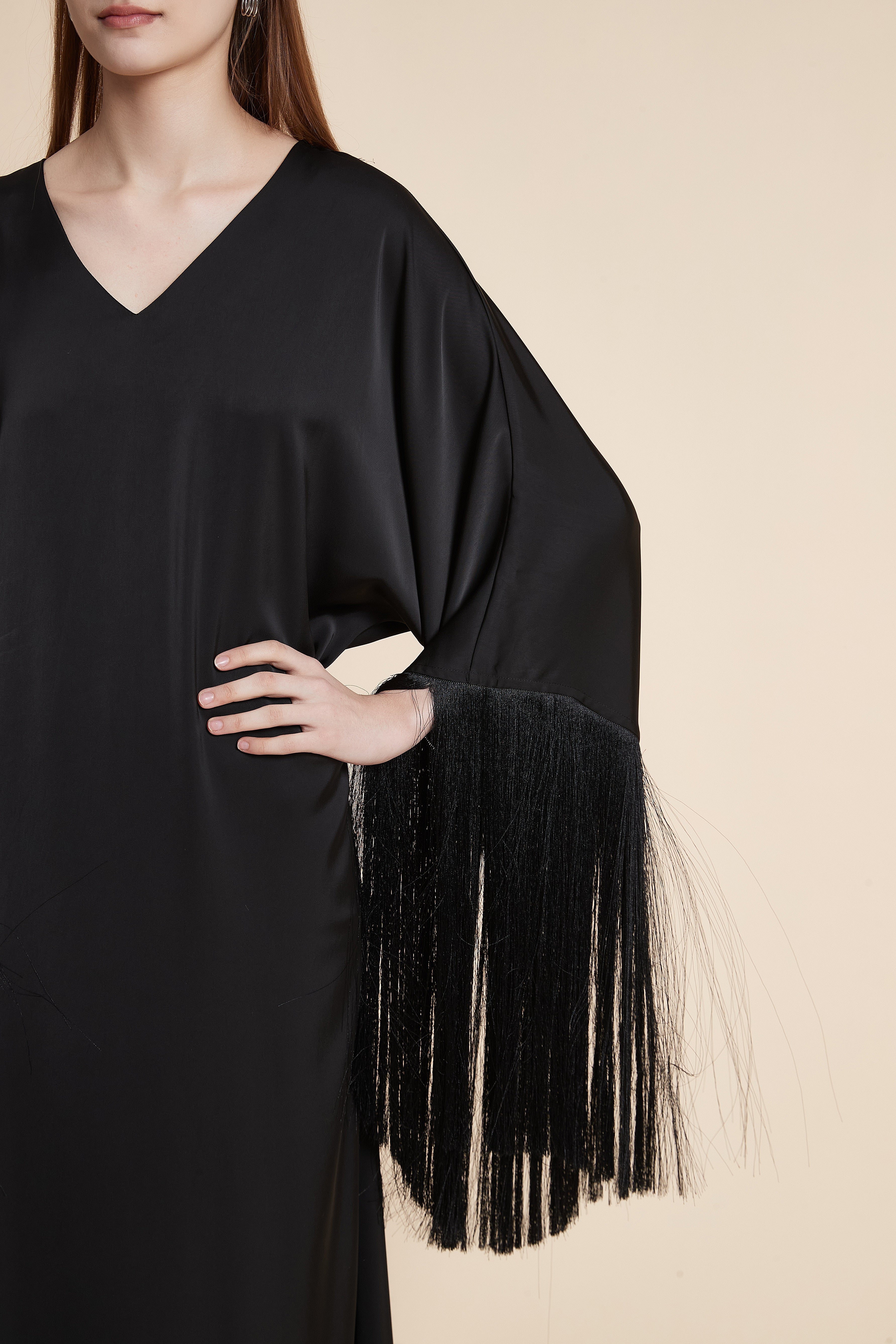 فستان ماكسي بأطراف شراشيب أنيقة