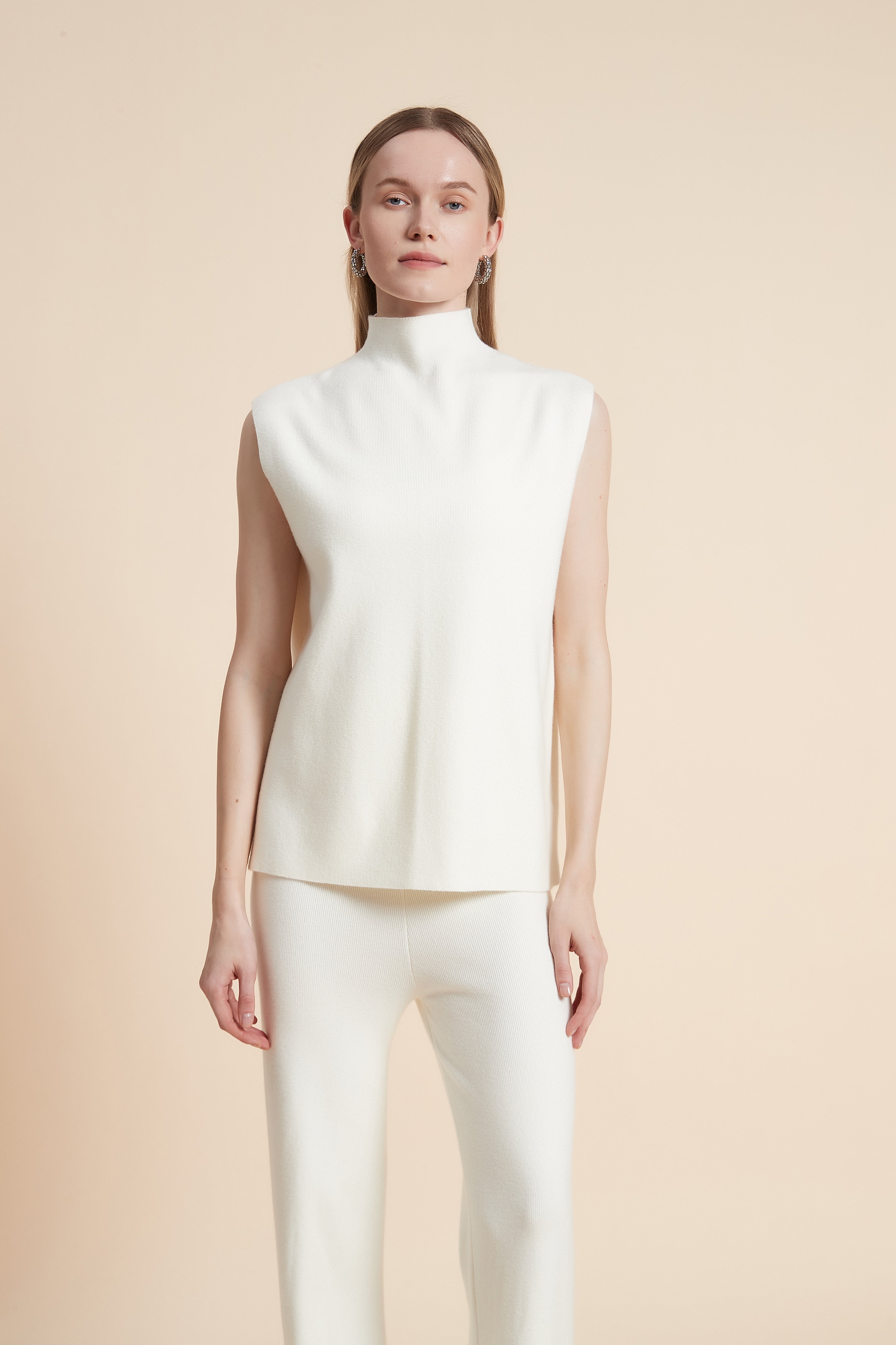 توب بدون كم برقبة مرتفعة سادة