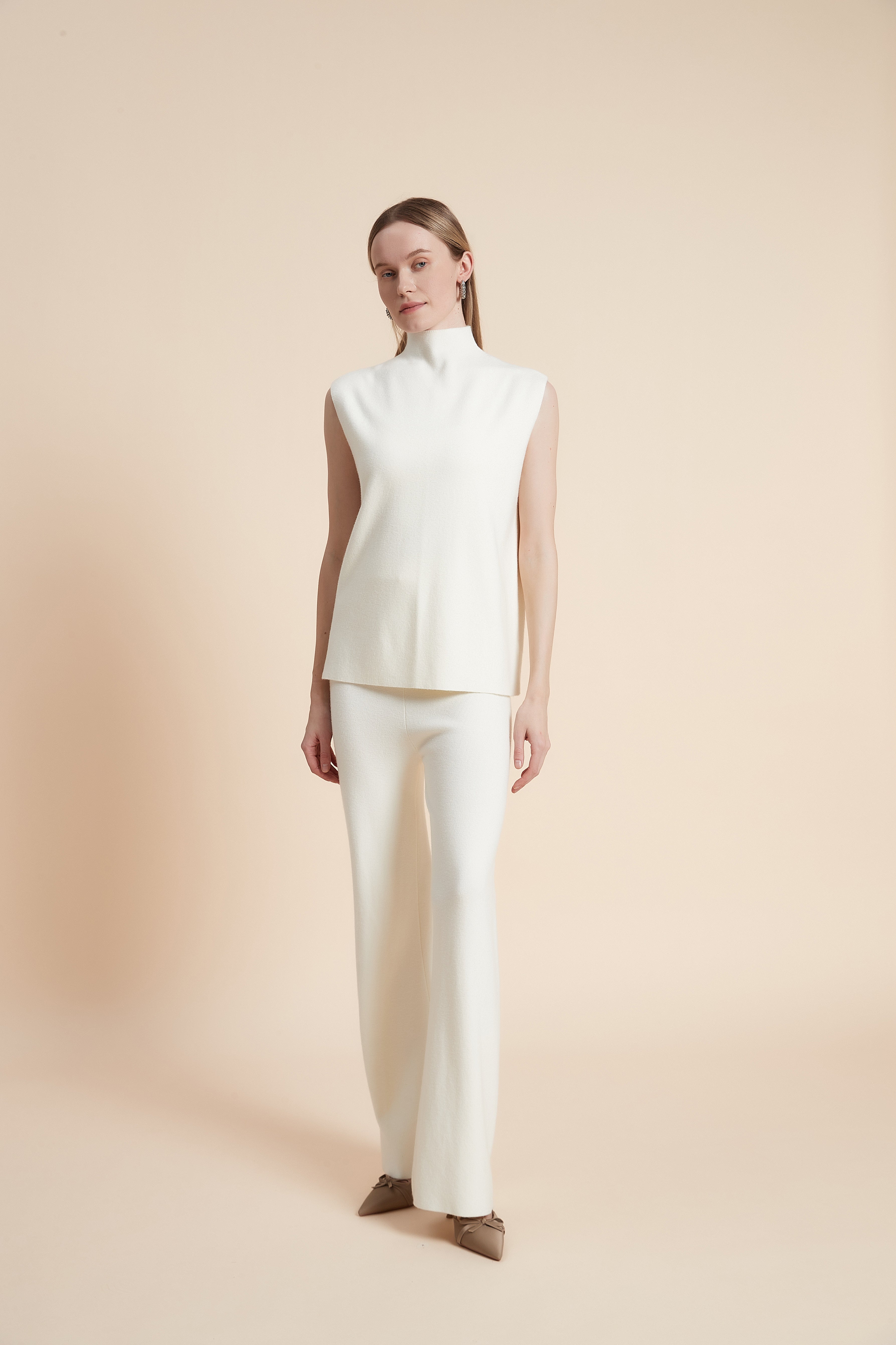 توب بدون كم برقبة مرتفعة سادة