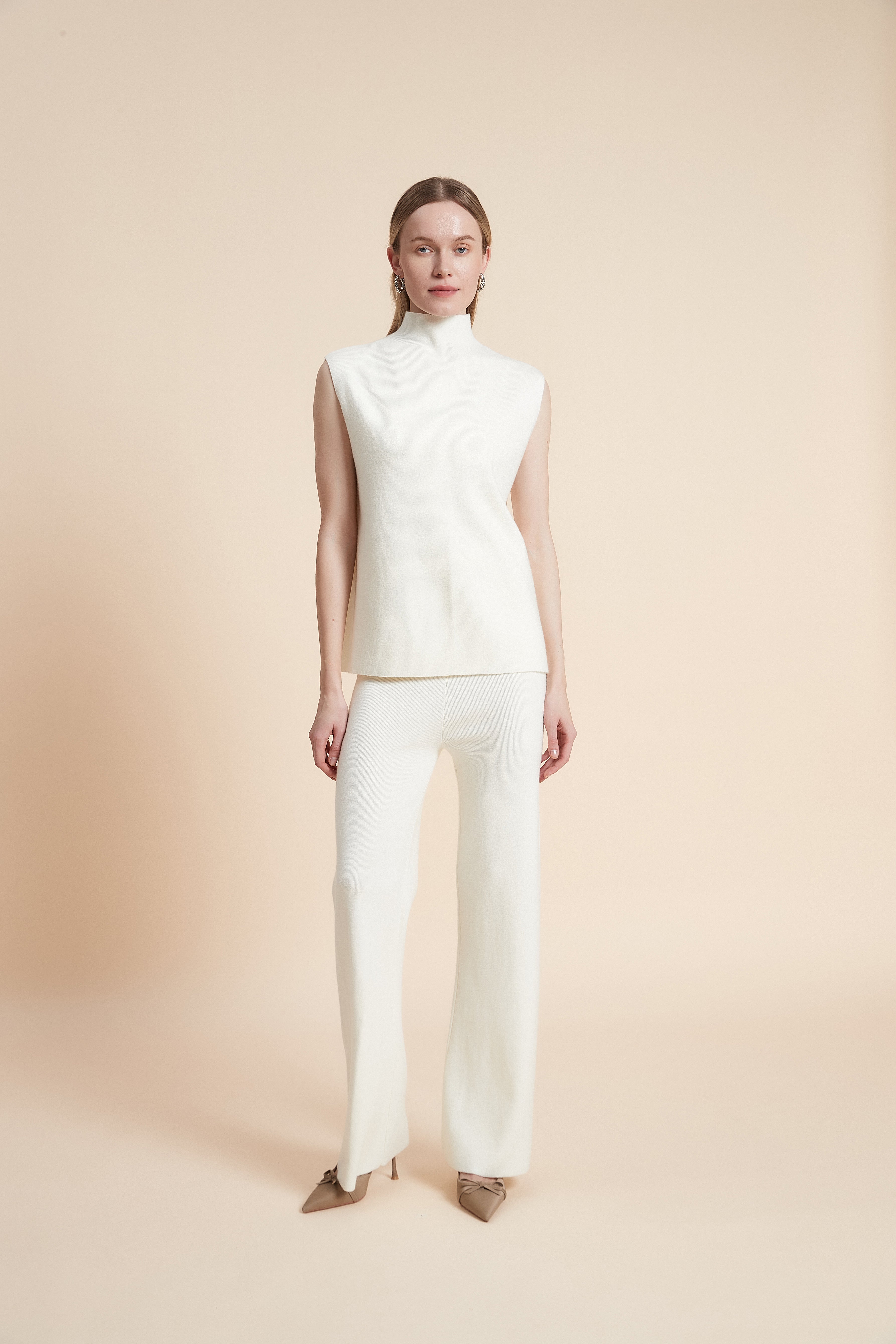 توب بدون كم برقبة مرتفعة سادة