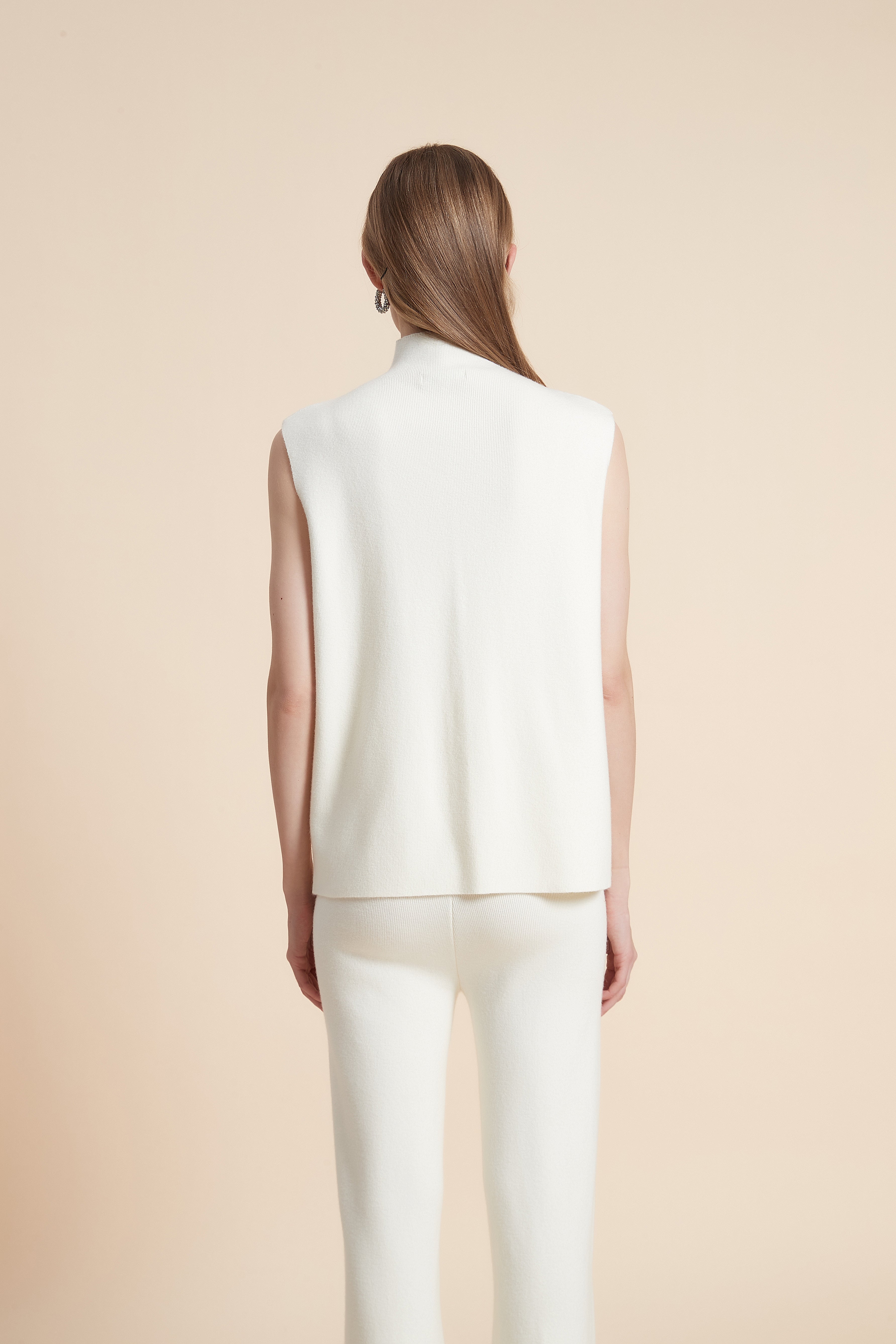 توب بدون كم برقبة مرتفعة سادة