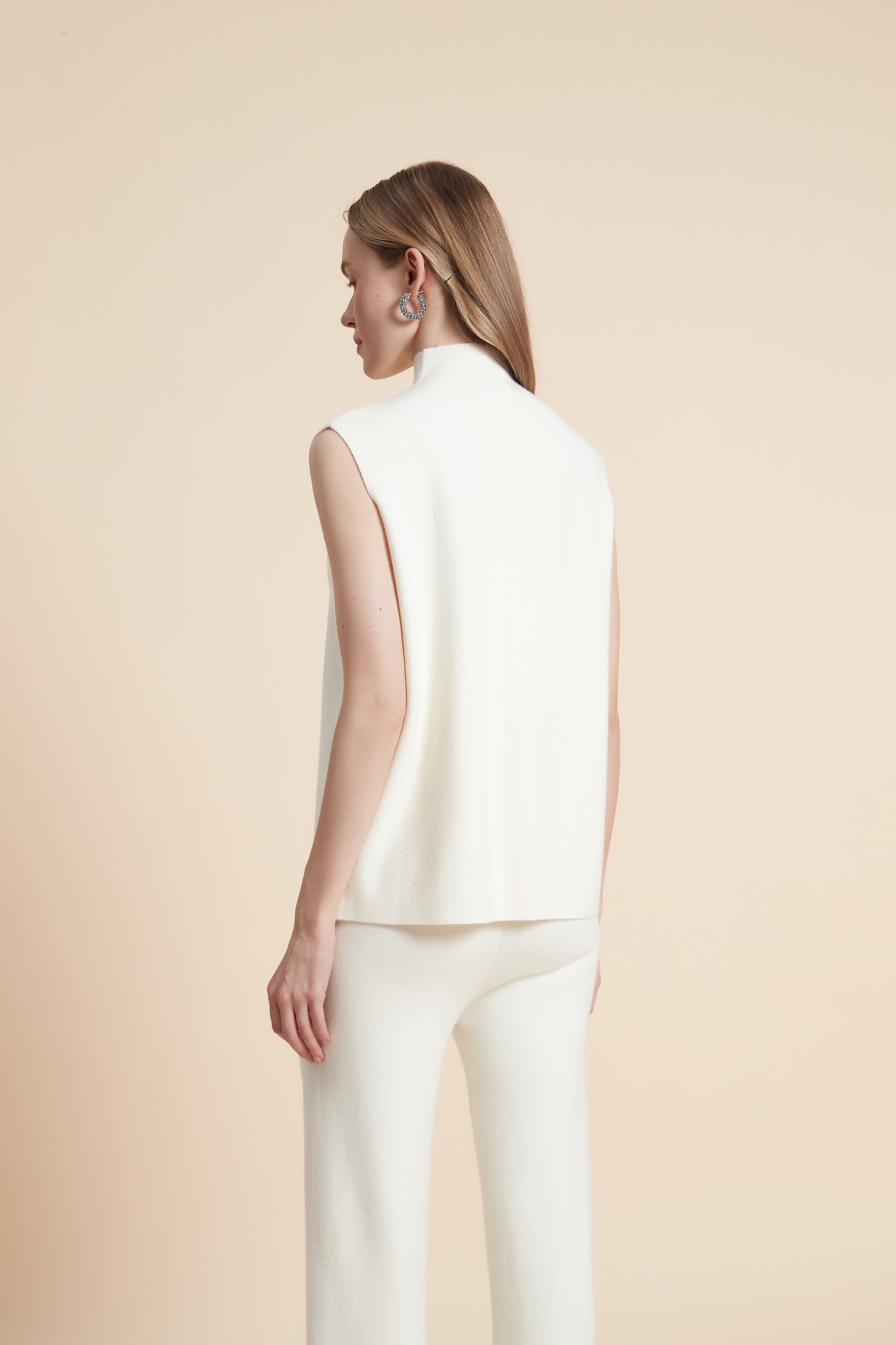 توب بدون كم برقبة مرتفعة سادة